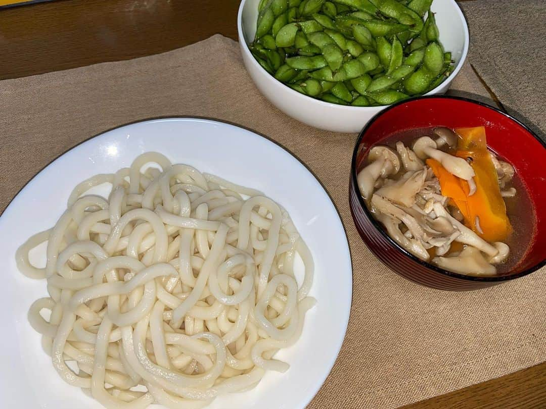 大河壮太のインスタグラム：「夕ご飯  冷やしつけうどん 枝豆  豚こま、しめじ、舞茸、人参、油揚げのつけ汁 豚こまはお得な大容量を買って冷凍 真空パック機を我が家に導入これでストックができる！！  枝豆はなんだっけいいじまからのいただきもの。 香りや味が濃厚でめちゃくちゃうまい枝豆  #夫婦飯 #宮城 #移住 #お野菜太郎  #枝豆 #なんだっけいいじま」