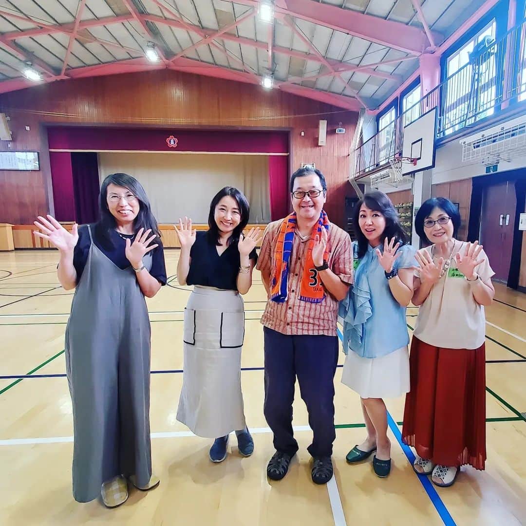 常世晶子のインスタグラム：「群読って知っていますか？「ぐんどく」と読みます。 声を合わせて、時には輪唱のように声を重ねながら、合唱のように表現する朗読の手法です💡  今日は、日本群読教育の会主催「2023 夏 群読の集い」の講演及びワークショップに参加して来ました😊🎵  テーマは、「授業や学活で使える群読脚本つくり」  実際に脚本を作って発表するまでを小学校の体育館でやりました🙆‍♀️💕  パフォーマンスするのが大好きなアナウンサーのお仲間達と、会の理事でもある上越教育大学の片桐教授。  群読の体験に、もうドキドキワクワクが止まりません😍やっぱり、発表して表現するのが大好き！！！  子ども達にもやってもらいたいー！！！ 日本群読教育の会の皆様(教職員の先生が中心に構成されている会です)、今後とも何とぞよろしくお願いします🍀m(_ _)m  ありがとうございました✨✨✨  #群読 #日本群読教育の会  #上越教育大学 #片桐史裕教授  #アナウンサー #一般社団法人アナウンス発声協会 #EACO #こどもアナウンス発声協会  #草田道代 #岡山玲子 #依田智子  #常世晶子」