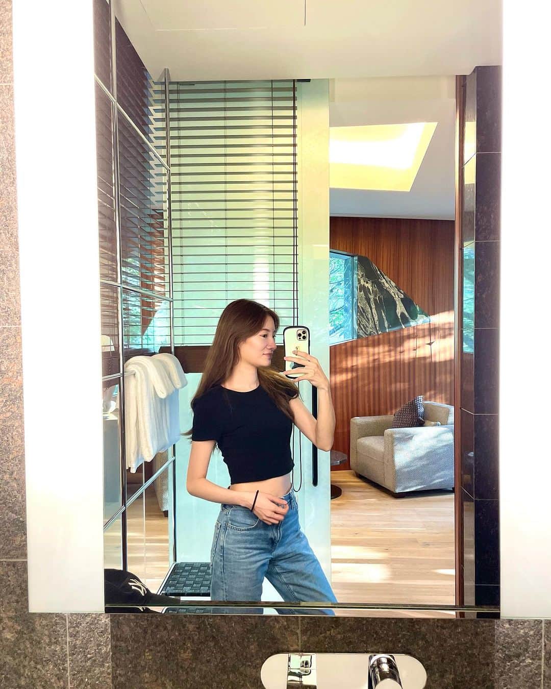金子実加のインスタグラム：「夏は汗で肌が荒れるので、 ノーアクセサリー😉✨  着飾らないカジュアルでヘルシーな私😆  地元の京都のお盆はびびるくらい 暑い🥵 近場にプチ旅行楽しみ😊」