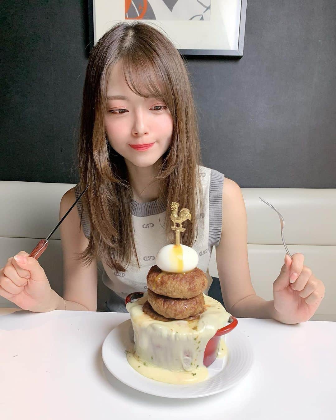 羽瀬萌のインスタグラム：「ハンバーグボルケーノパスタを食べてきたよ！  予想以上のボリューム！！！  @arklounge_shinjuku  半熟卵もチーズインハンバーグのチーズもトロトロで、 ナポリタンと絡むとさらに美味しさUPでした🤤🤤🤤 二人で食べてちょうど良いか多いかなって感じでした🤗🤗  PR @arklounge_shinjuku #チーズグルメ #背徳グルメ #個室イタリアン #アーク西口店 #新宿イタリアン #ark新宿西口店 #新宿ハンバーグ #新宿西口グルメ」