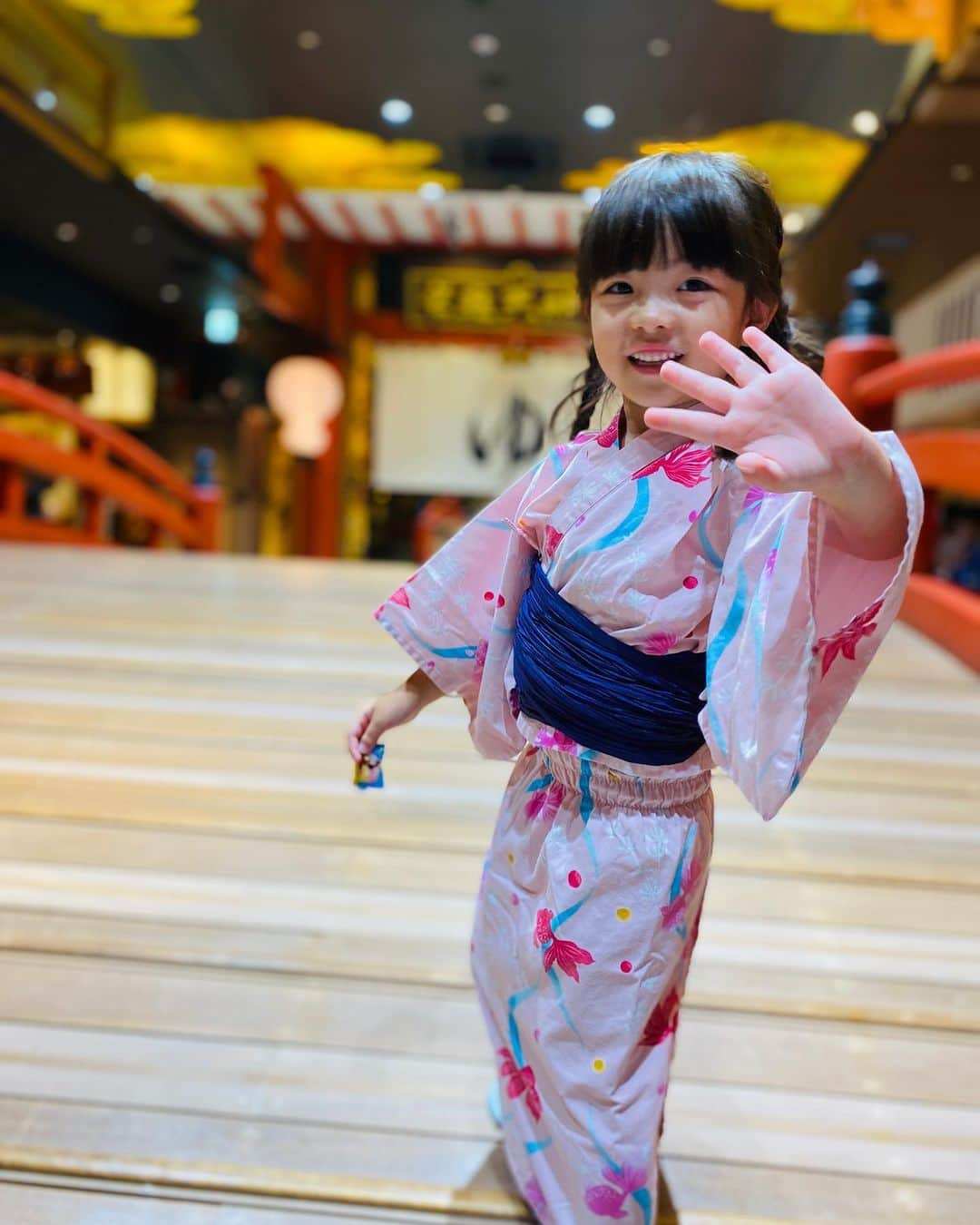 安田由紀奈のインスタグラム：「初空庭温泉♨️ わなげ屋さんがあってチャレンジしたら...1等賞入りました🥇 大好きなアイスクリームをつくるマシンげっちゅ🍨  #空庭温泉 #温泉女子  #浴衣女子  #女の子ママ #男の子ママ #キッズコーデ #markeys  #セットアップコーデ」