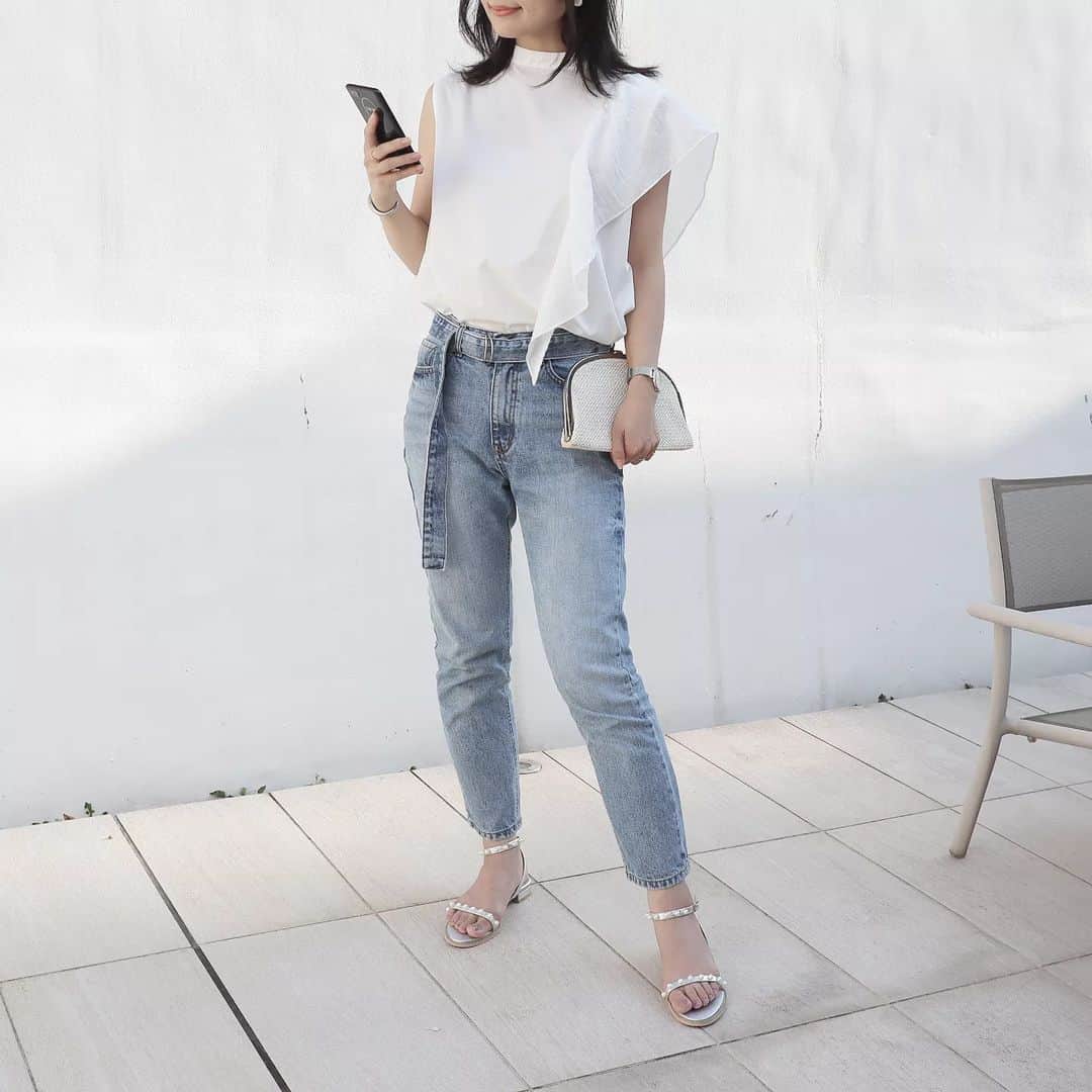 Eri Satoのインスタグラム：「【white×denimコーデ】 · tops: @aquagarage shoes: @randa_pic · @aquagarage の アシンメトリーフリルノースリーブブラウス · 最近このブラウスがお気に入りで よく着てます🥰 ふわっとした左肩のフリルがポイントになってかわいい〜🧚‍♂ 背中までフリルが繋がってるよ！ 久しぶりにデニム穿いた👖 · 今日はこれから親友たちとごはん🙌 · · #aquagarage#アクアガレージ #高身長コーデ#ママコーデ#カジュアル #ファッション#コーディネート#プチプラ#プチプラコーデ#夏コーデ#デニム#ブラウスコーデ#mamagirl#locari#partegram#きれいめカジュアル#お洒落さんと繋がりたい」