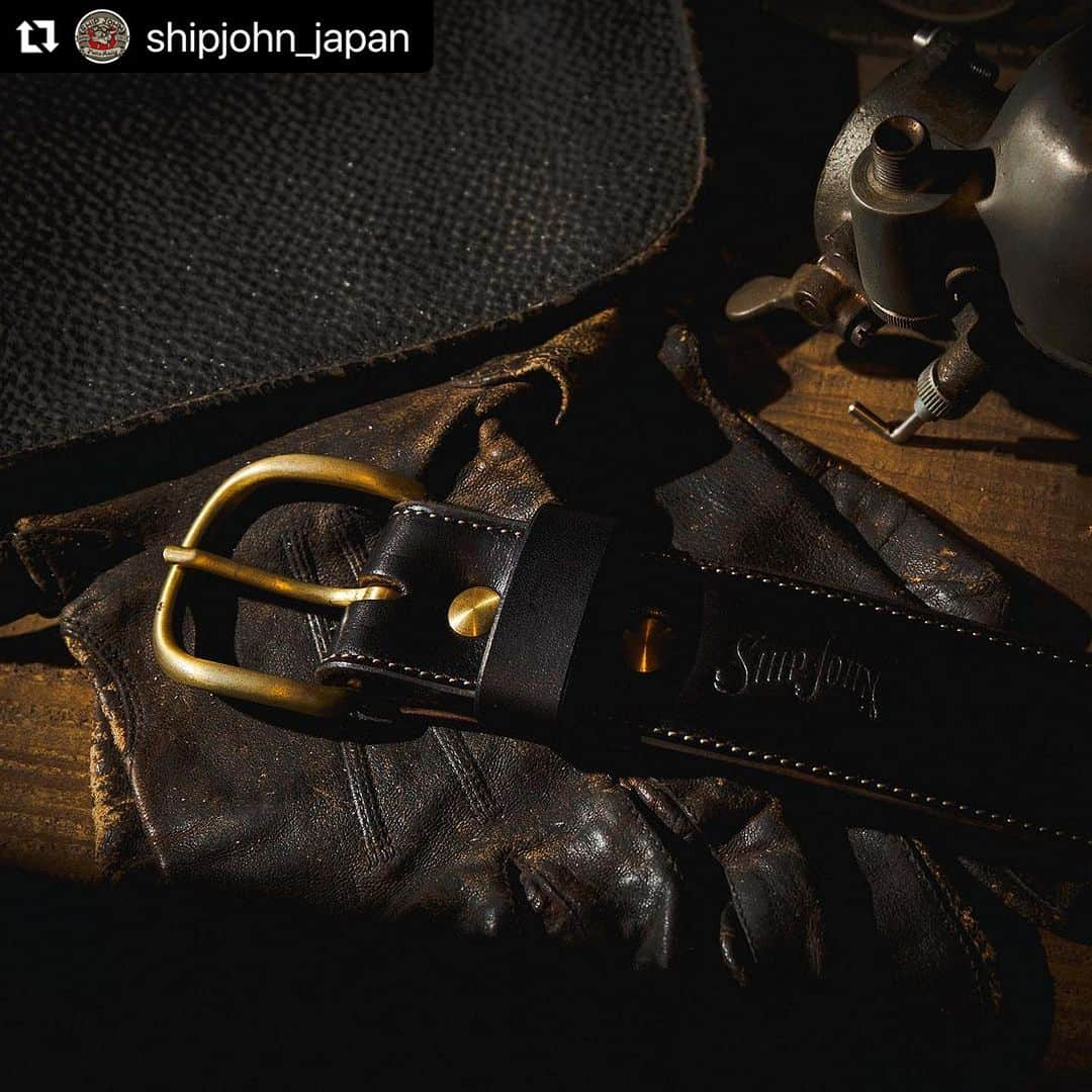 ウェスコさんのインスタグラム写真 - (ウェスコInstagram)「#Repost @shipjohn_japan with @use.repost ・・・ SHIP JOHN JAPAN LIMITED "Old No.4 Belt" -Black Horsehide-  SHIP JOHNでは定番の"Old No.4 Belt" 通常、ベジタブルタンニン鞣しの肉厚なカウハイドで製作されていますが、今回特別にSHIP JOHN JAPAN限定で「ホースハイド」を用いて製作してもらいました！  日本国内で鞣した、肉厚で非常に高品質なベジタンホースハイドです。 表面のみ染色した丘染なので、長年使用することによって茶芯の変化を愉しんでいただけます。 更に、裏面にはハリのあるベジタンカウハイドを合わせているため伸びなど耐久性の心配も無用。2種類のレザーのエイジングを愉しめるというところもポイントでしょう。 ブラス(真鍮)のバックルやスクリューもレザーとの相性良く雰囲気抜群です。  幅は1.5"(約38mm)のため大体のパンツには対応します。 もちろんシップジョンのジーンズとの相性は言わずもがな。  今回のアイテムは生産数に限りがあるため、数量限定の受注生産です。 締切は8月14日(月)まで。受注数が多い場合は先着順となりますので予めご了承ください。  ▼その他写真など詳細はブログにて https://wescojapan.blogspot.com/2023/07/ship-john_27.html?m=1  #shipjohn #japanlimited #oldno4belt #belt #horsehide #cowhide #vegtan #leather #shipjohnjapan #wescojapan #handmade #madeinUSA #oregon #portland #workwear #workwearstyle #japan #osaka」8月5日 19時13分 - wesco_japan