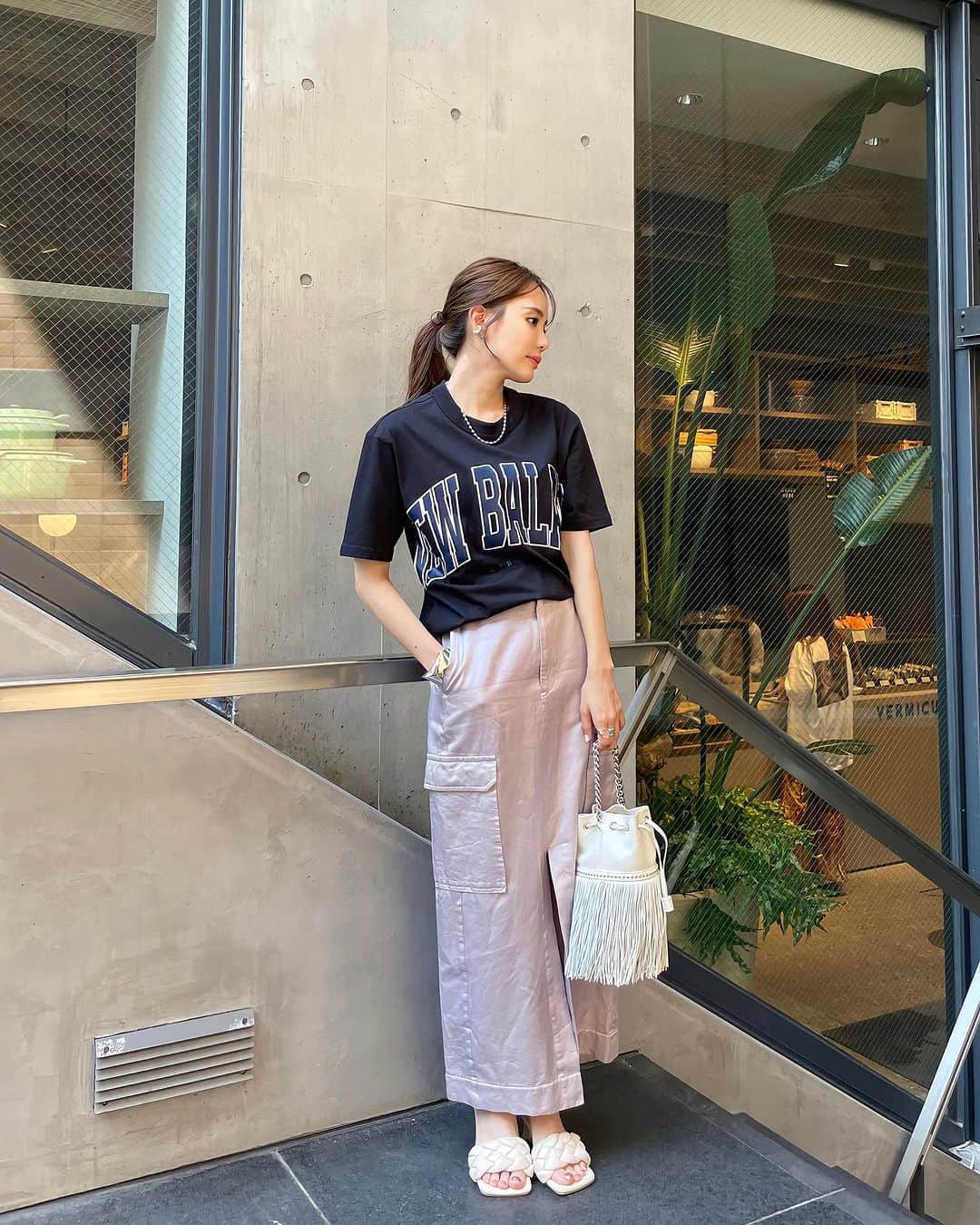 Aoiのインスタグラム：「ニューバランス好きな皆様に朗報☀️ 今NB公式オンラインストア限定で アパレル３０％OFFキャンペーン中⭐️ ということで、私はつよつよロゴTをげっと👊 @newbalance   ユニセックスなので私は０サイズでちょうど良かったよ🙆 サイズめちゃくちゃ迷ったけど、 NB公式オンラインストアなら2着購入して フィッティングした後でも無料で返品可能なサービスがあるので サイズ選びに心配な方も安心して選べるよ〜〜☺️  #PR」