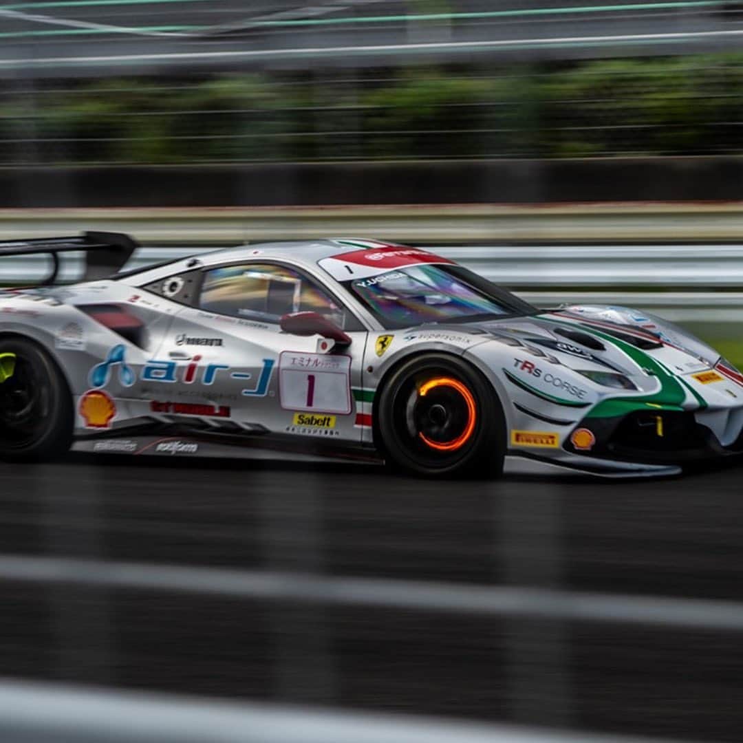のインスタグラム：「「#FerrariChallenge ジャパンシリーズ」第5戦。国内最後の舞台となるのは総延長約3.7kmのスポーツランドSUGO。参加者は#Ferrari488ChallengeEVO のワンメイクマシンを駆り、灼熱の暑さのなか、30分にもおよぶday1決勝戦を走り抜けた。予選でポールシッターに輝いたドライバーふたりは終始冷静なドライビングを保ち、2位と1秒差をつける速さでチェッカー。最終ラウンド初日をクラス優勝で飾った。  #Ferrari #フェラーリ #FerrariJapan #Ferrarichallenge #FerrariChallengeJapan #Ferrari488ChallengeEVO #FerrariCorseClienti #FerrariRaces #フェラーリチャレンジ #フェラーリレース #LuxuryLifestyle #LuxuryCars #CarLifestyle #Ferraristi #ラグジュアリーカー」