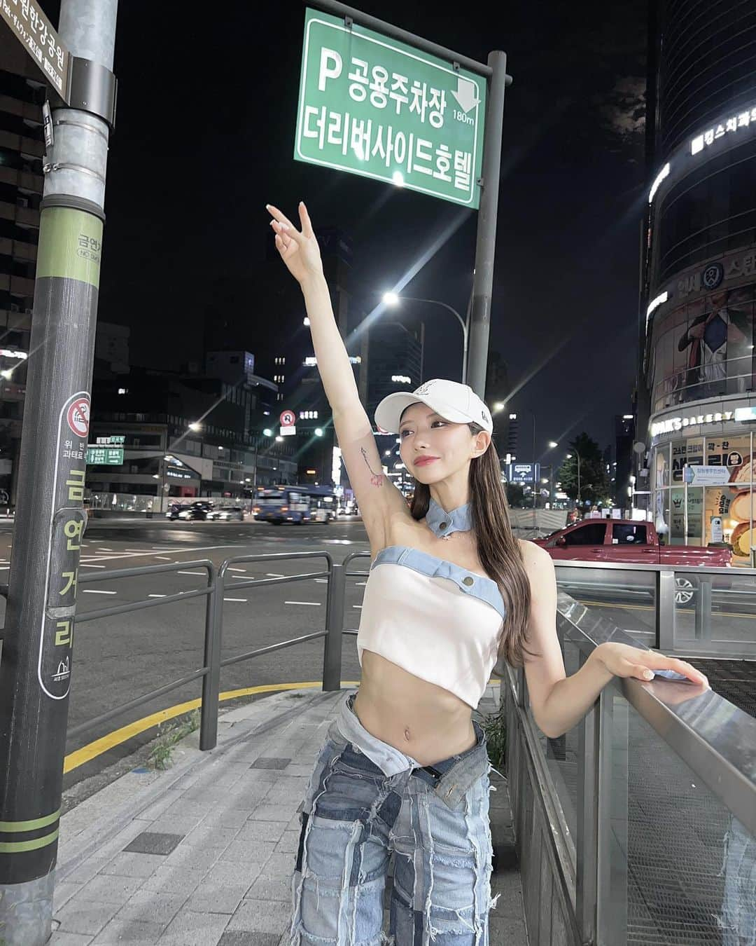 AYUのインスタグラム：「OFF🤭🌃👟🛒  .  #韓国旅行 #海外スーパー #韓国コーデ #y2kfashion #韓国生活」