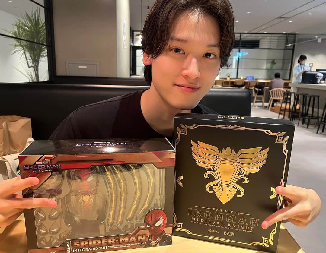 のインスタグラム：「. Thank you for the gift!!!🕷️ BEAST KINGDOM!!!!  @beast_kingdom   #beastkingdom  #marvel #spiderman #ironman」