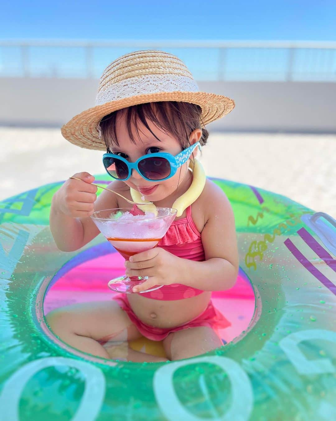 村上シェリーのインスタグラム：「朝から気温が高すぎて バルコニーで水遊び☀️  水かけるだけでキャーキャー喜んでくれるありがたさったら✨💡  イチゴミルクのかき氷🍧を作って大満足していたら☀️ まともに写真撮る暇もなくジュースになりました😱  娘が休みの日くらい何か喜んでくれる事をしてあげたいと考えているけど、どうやら水遊びは楽しかったようで良かった〜！ 👙  #幼児 #toddler #3歳の夏 #3歳女の子 #夏休み #夏休みの過ごし方  #水着ガール #水着 #育児日記  #ママと娘 #ママプラス  #3歳女の子  #3歳児 #kidsphotography #balconypool #poolontheroof #poolparty #pooltime #poolside #プール #プール遊び #バルコニーライフ」