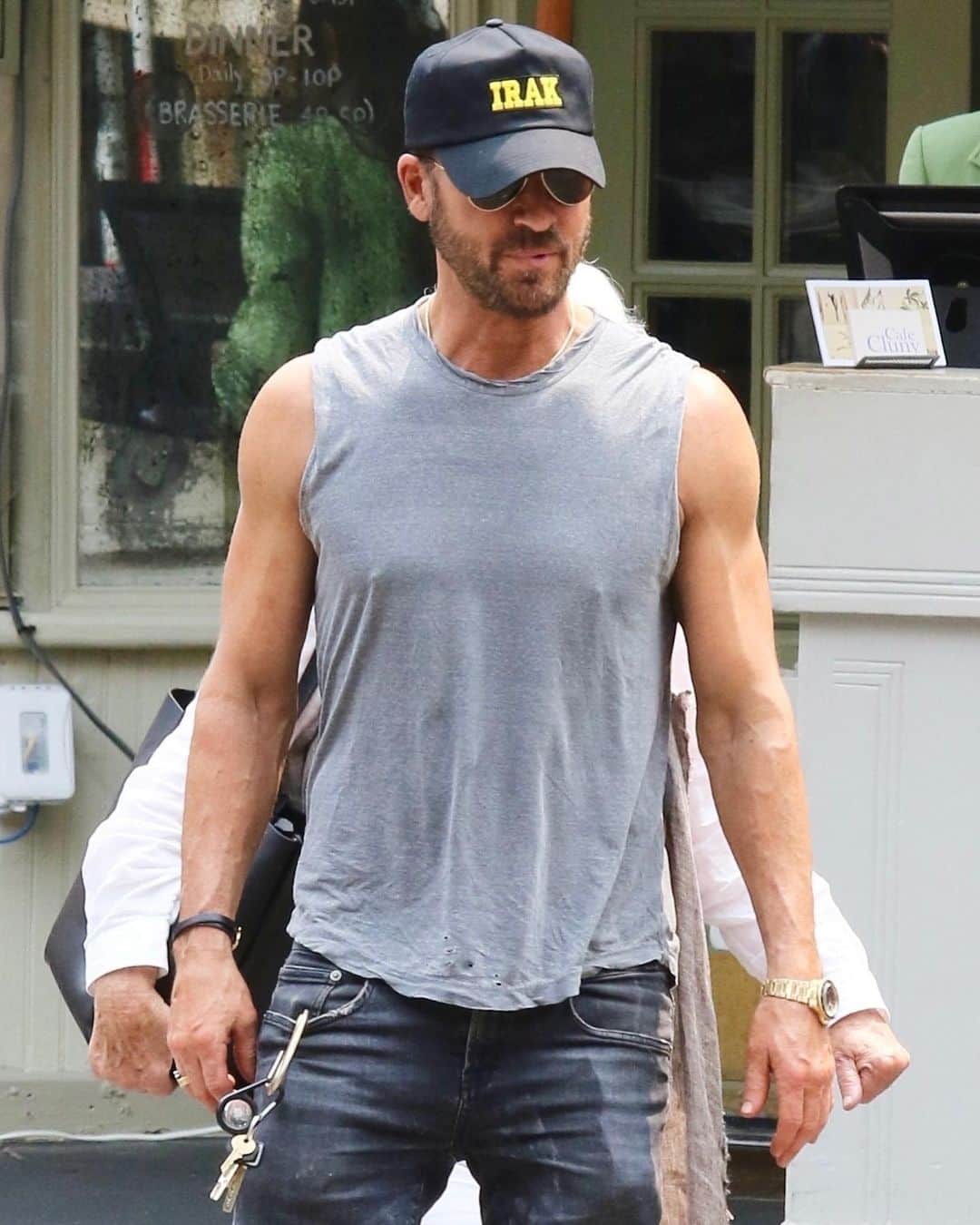 Just Jaredさんのインスタグラム写真 - (Just JaredInstagram)「Justin Theroux was seen wearing a sleeveless shirt as he grabbed lunch with mom Phyllis. #JustinTheroux Photos: Backgrid」8月6日 6時15分 - justjared