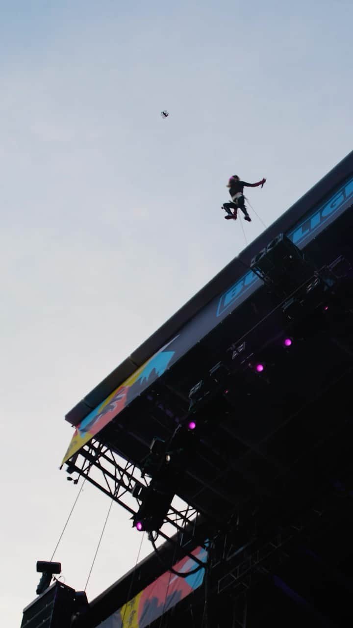 ジャレッド・レトのインスタグラム：「@LOLLAPALOOZA YOU WERE INCREDIBLE!!!!!! 🦅🕺🏻🕺🏻  TAG US IN YOUR PICS & VIDS WE WANNA SEE THESE MEMORIES FROM YOUR POV❤️  🎞️: mikeycmikey_do  Gold cape : @juliaclancey  Black cape w/ shell skeleton detail: @hassidrissofficial  Red gloves : @majestyblack  Silver chain : @alligatorjesus   Stylist : @Christianstroble  Assistant Stylist : @jach_w」