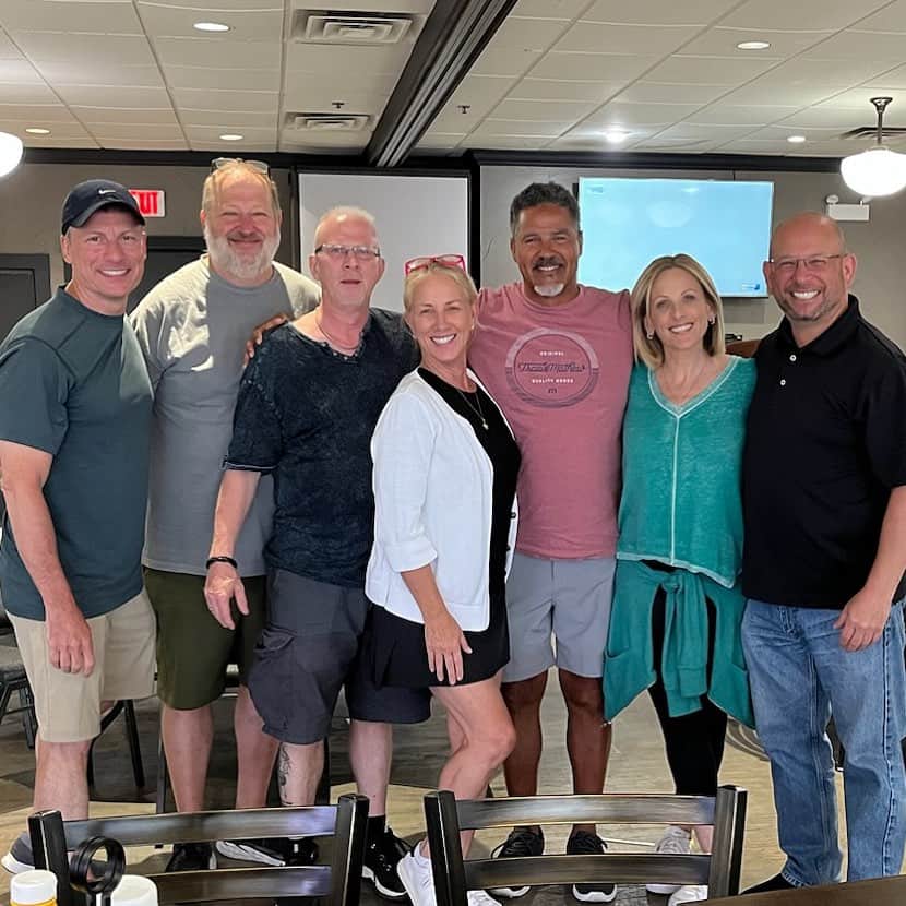 マーリー・マトリンのインスタグラム：「A blast from the past. Childhood friends gathered today reminiscing our fun times as kids. What an absolute treat it was to be with these friends who I’ve known for 45+ years. Amazing how we all still look GREAT!😂🤪😂🤪 #mitchchuckmarkliztonymarleehoward #chicago #memories #blessed 🤟🏼」