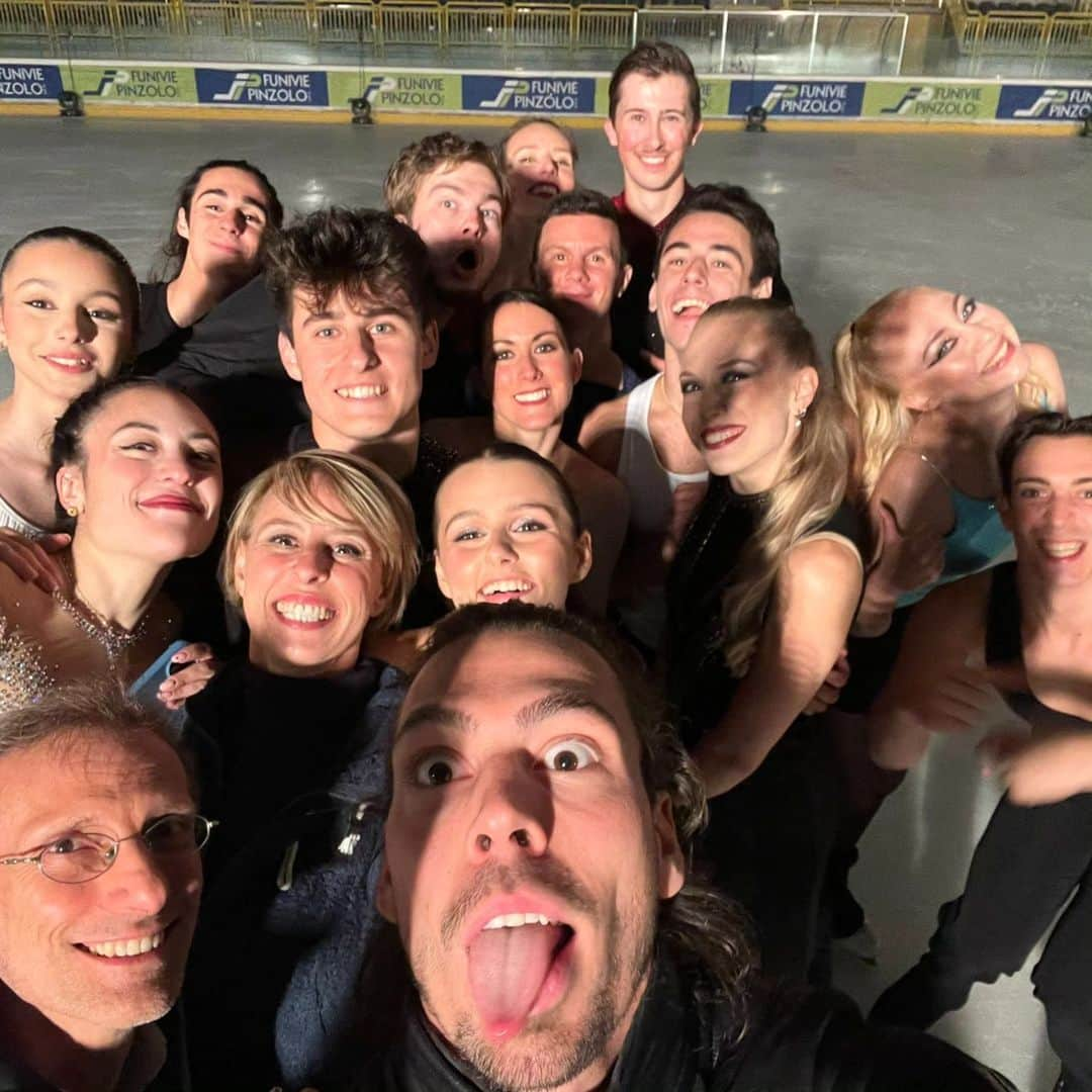 シャルレーヌ・ギニャールさんのインスタグラム写真 - (シャルレーヌ・ギニャールInstagram)「Summer camp in Pinzolo recap 😜  #summercamp #pinzolo #isufigureskating #isu #icedance #fiammeazzurre #poliziapenitenziaria #fisg4passion #conisocial #coni #italiateam🇮🇹  #guignardfabbri #jacksonultima #suzukiesport #suzukihybrid」8月6日 4時50分 - charleneguignard