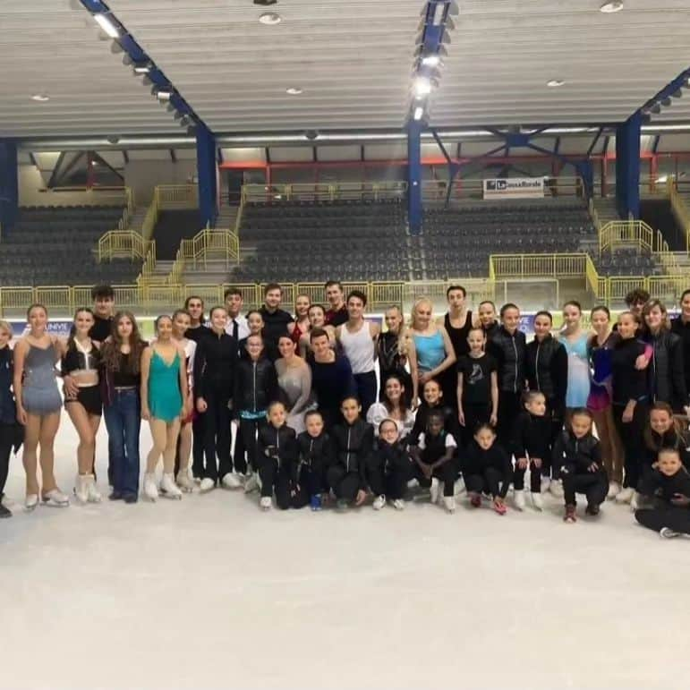 シャルレーヌ・ギニャールさんのインスタグラム写真 - (シャルレーヌ・ギニャールInstagram)「Summer camp in Pinzolo recap 😜  #summercamp #pinzolo #isufigureskating #isu #icedance #fiammeazzurre #poliziapenitenziaria #fisg4passion #conisocial #coni #italiateam🇮🇹  #guignardfabbri #jacksonultima #suzukiesport #suzukihybrid」8月6日 4時50分 - charleneguignard