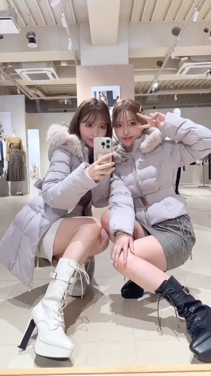 吉川ちえのインスタグラム：「LIP SERVICE展示会へ🍁🍂 秋冬の新作たくさんで 可愛かったなぁ😍🩷👋 ( @lipservice_official ) . ちかさんとお揃いの服 たーくさん注文しました😘💕 今回動画や写真で着てる コーデをオーダーしました🙋‍♀️✨ . #LIPSERVICE #lipservice💋  #」