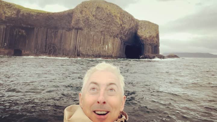 アラン・カミングのインスタグラム：「It’s Saturday Night On Broadway and I’m on the high seas! Thank you very much! POW!」