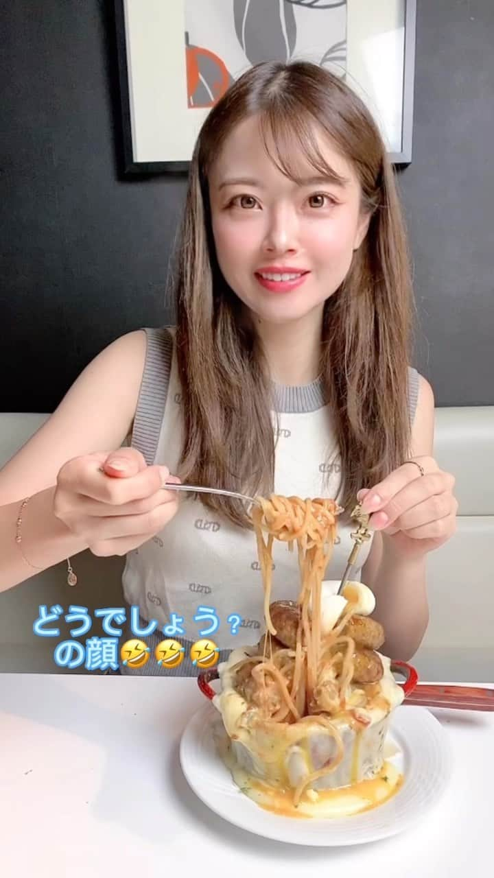 羽瀬萌のインスタグラム：「美味しさをリールでお届け🍝❤️  ハンバーグボルケーノパスタを食べてきたよ！  予想以上のボリューム！！！  @arklounge_shinjuku  動画だと小さく見えるかな？かなりのボリュームでした！ 女子二人でギリギリの完食だったよ😳 女の子なら三人で他のお料理頼んでシェアか、 カップルで食べるのもおすすめかも！？！？  ハンバーグ2つに見えて下にも三段目が眠っていて、ナポリタンがなかなか出てこなくて、少し乱れてしまってるのはご愛嬌ということで🤣🤣  PR @arklounge_shinjuku #チーズグルメ #背徳グルメ #個室イタリアン #アーク西口店 #新宿イタリアン #ark新宿西口店 #新宿ハンバーグ #新宿西口グルメ  PR @arklounge_shinjuku #チーズグルメ #背徳グルメ #個室イタリアン #アーク西口店 #新宿イタリアン #ark新宿西口店 #新宿ハンバーグ #新宿西口グルメ　#デートなうに使っていいよ」