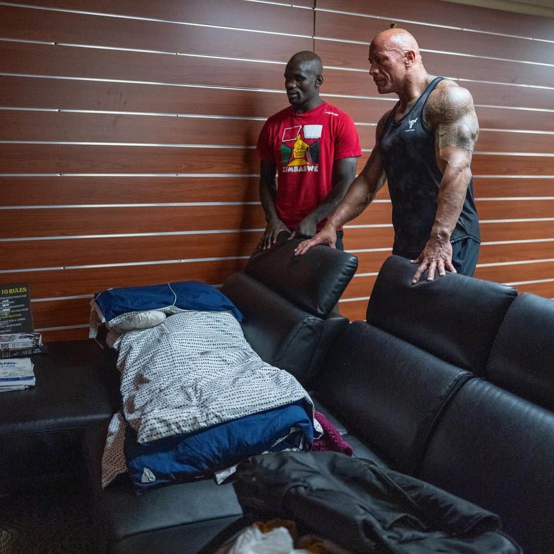ドウェイン・ジョンソンのインスタグラム：「Surreal moment as @thembagorimbo_mma showed me the couch he’s been living on here in the gym.   There’s a handwritten letter that Themba keeps taped to the wall that’s directly in front of where he lays his head.   It reads MY REASON   He wrote out a list of all the reasons he fights - here’s a few of those reasons/  * I fight for my kid’s smiles  * I fight for hope and change  * I fight for my village  * I fight to show God does miracles to those who believe   I am hope I am change  I am a champion  I am blessed   * his signature at the bottom   Very inspiring stuff here — and I know it may not look like much, but man there’s some real energy, manifesting & MANA in this little upstairs corner of the gym with his couch and his writings on the wall.   You can feel it.   Rooting for you brother.   #hardestworkersintheroom 💪🏾 #thembagorimbo 🇿🇼 @ufc  @mmamasters   📸: @hhgarcia41」