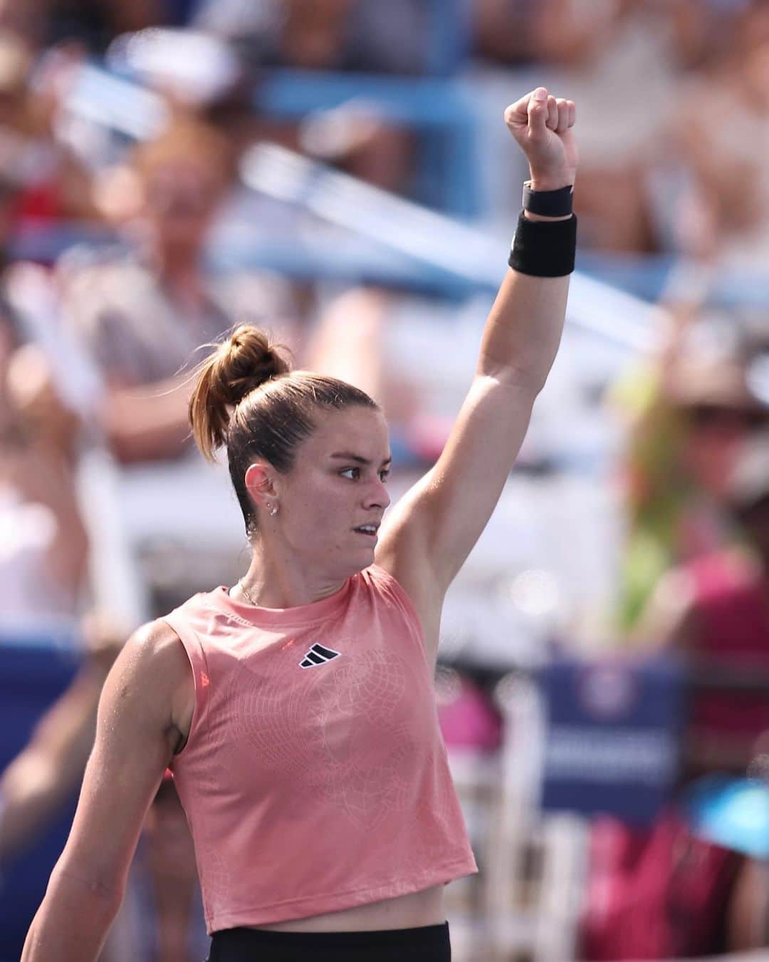 マリア・サッカリのインスタグラム：「1️⃣st final of the year 🎉  @mariasakkari is headed for the finals defeating no. 1 seed @jpegula 6-3, 4-6, 6-2.  #MubadalaCitiDCOpen」