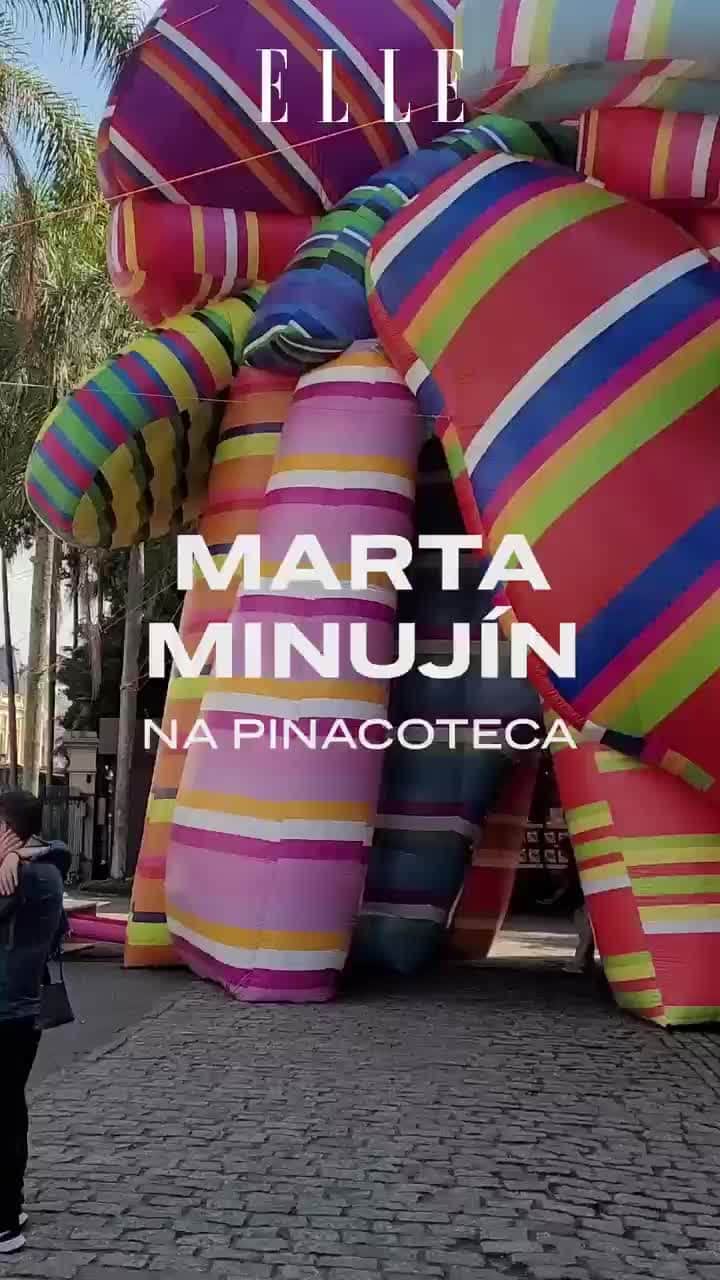 ELLE Brasilのインスタグラム：「Com uma carreira de 60 anos, a artista argentina Marta Minujín acaba de desembarcar na Pinacoteca de São Paulo com uma exposição interativa. Os seus "happenings", performances que contam com a participação do público, são super divertidos e merecem ser vistos – e vividos – de perto. A redatora-chefe @patricia.oyama visitou a expo e te mostra um pouquinho da experiência neste vídeo, vem ver! (vídeo: @deadandphotographer)」