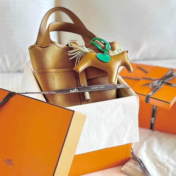 ゆめのインスタグラム：「シンガポール🇸🇬のHERMES🍊で出会ったピコタンポケット😊🫶🏻  何気に初ピコなので開封動画とか撮っちゃったりしちゃった〜😗🫰🏻笑 ロデオ🐴もいたから一緒に購入🫰🏻 こちらも初めてのMMサイズ🥹  メゾンでも伊勢丹でも出遅れて買えなかったエズ👡も普通に買えて最高すぎました🥰  #ピコタンポケット」