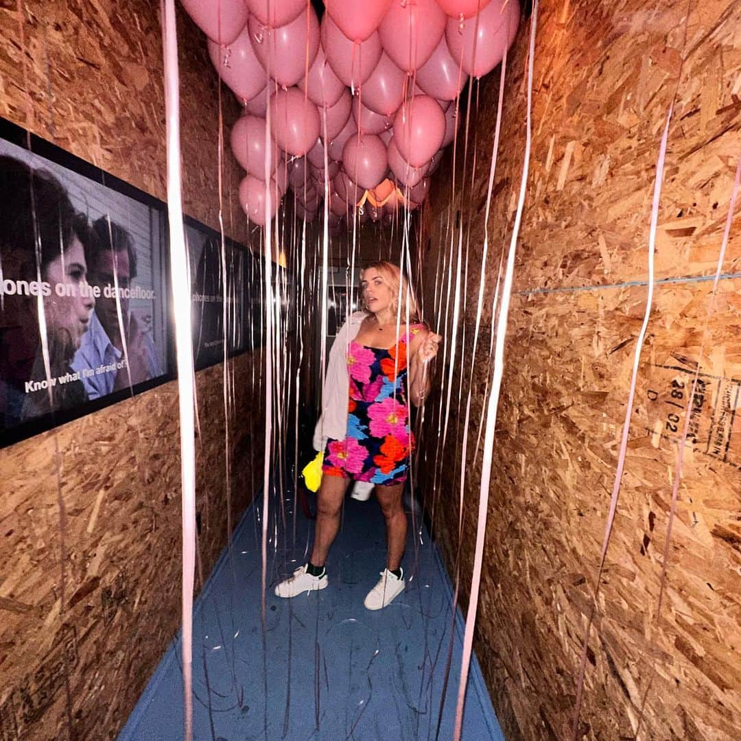 ビジー・フィリップスのインスタグラム：「i take a lot of selfies but tbh, it’s actually the greatest to see how your friends see you.  1. she said she was using flash and I WAS NERVOUS but she was right! 📸by @carriebyalick last night  2. caught being bad teens with @tomberlinnnn 📸 by @gregrutkin two weeks ago  3. apple picking upstate in 2020 📸by @lucydacus on a roll of film she just got developed ✨ 4. me 📸 by Birdie」