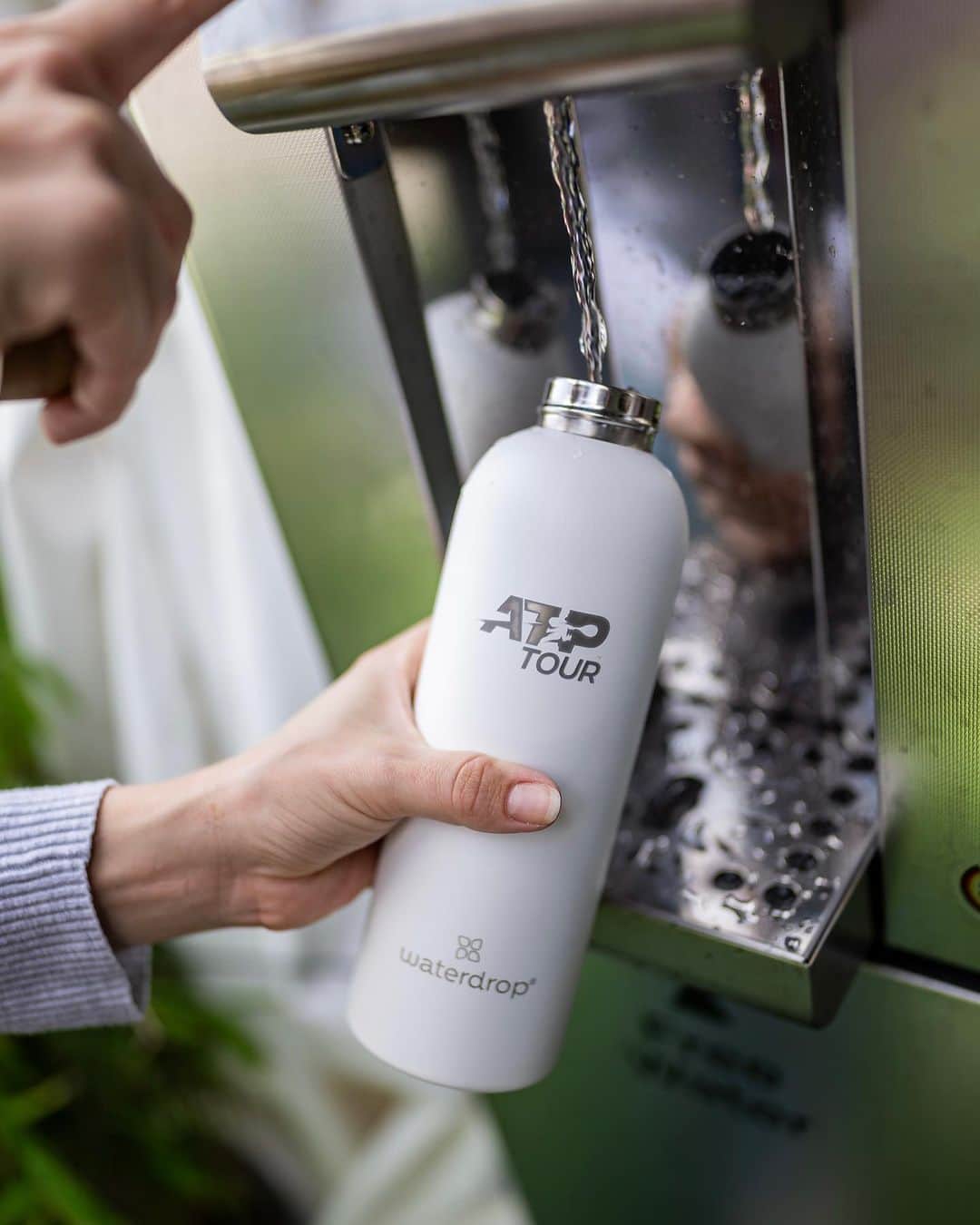 ATP World Tourさんのインスタグラム写真 - (ATP World TourInstagram)「As we hit the hard court swing on Tour, we continue to try and make our game more sustainable. One less plastic bottle at a time. This is what sustainable hydration looks like.    #hydratelikeapro | #waterdropmoment | @waterdrop | @waterdrop.sports」8月6日 5時45分 - atptour