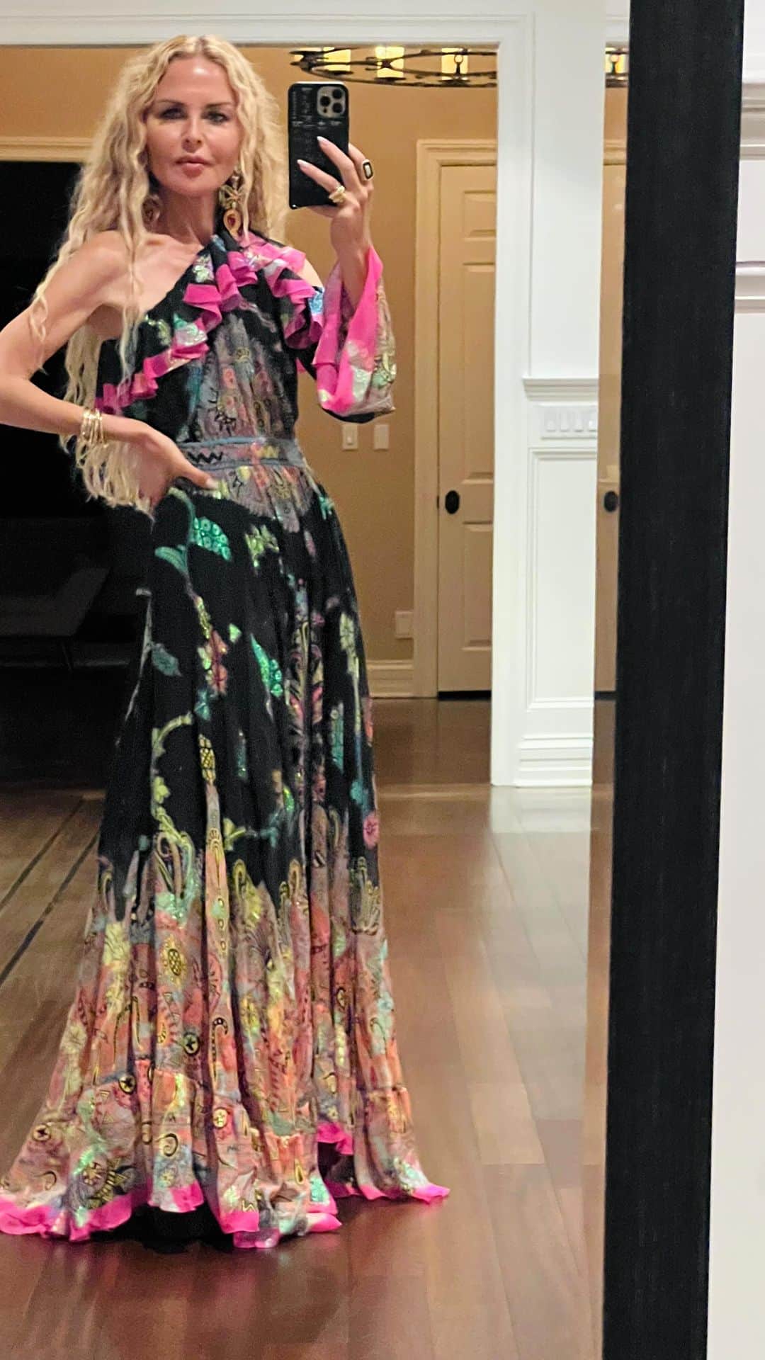 のインスタグラム：「Sometimes I just love the dress ❤️ @etro #aboutlastnight」