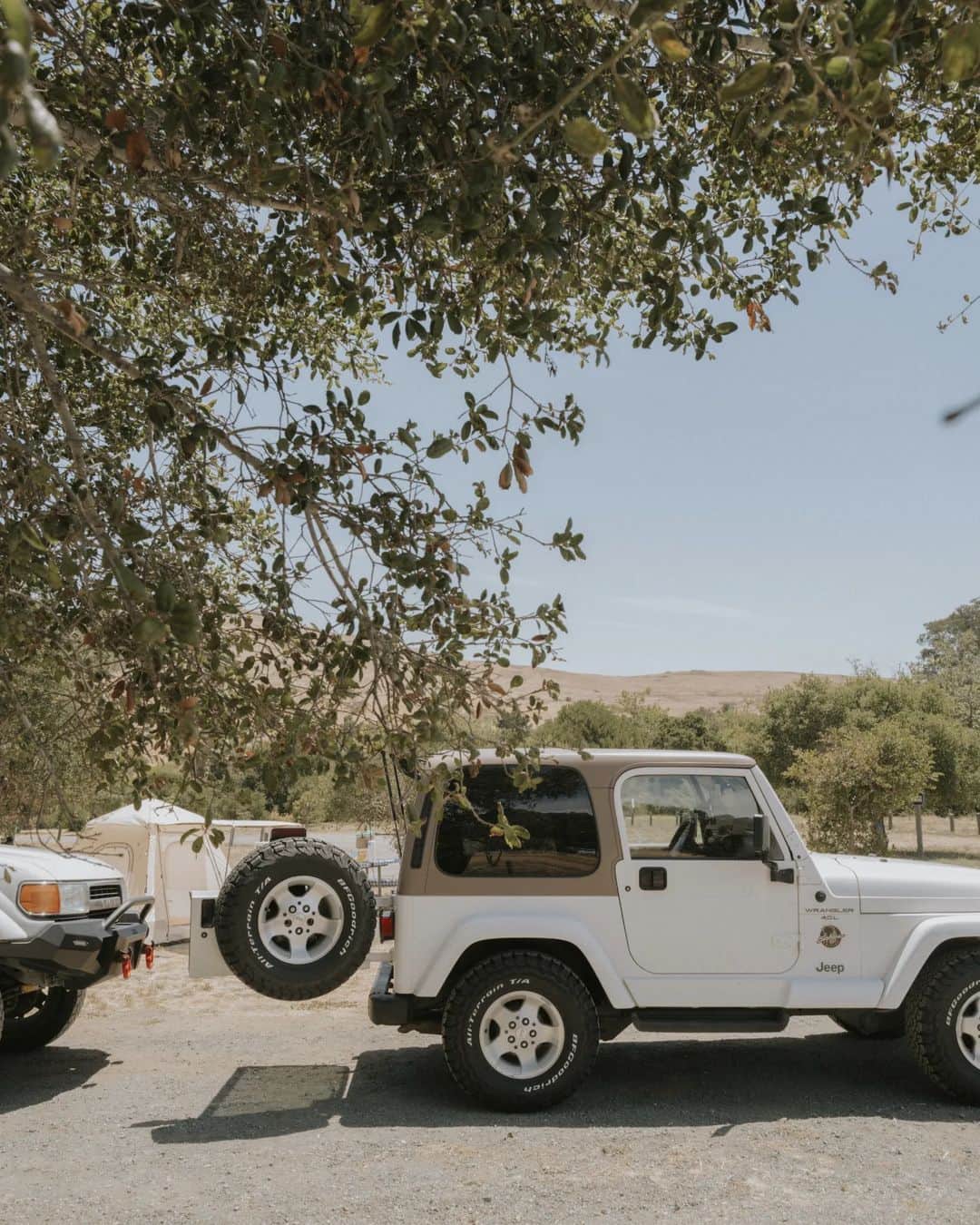 W E Y L I Eのインスタグラム：「the funnest, bumpiest, and noisiest vehicle I've owned and I love every bit of it. The troubles and all! 😂 I guess it is a #jeepthing   Also, loving all the Jeep waves I get. Now just waiting on the day I get ducked 🦆」