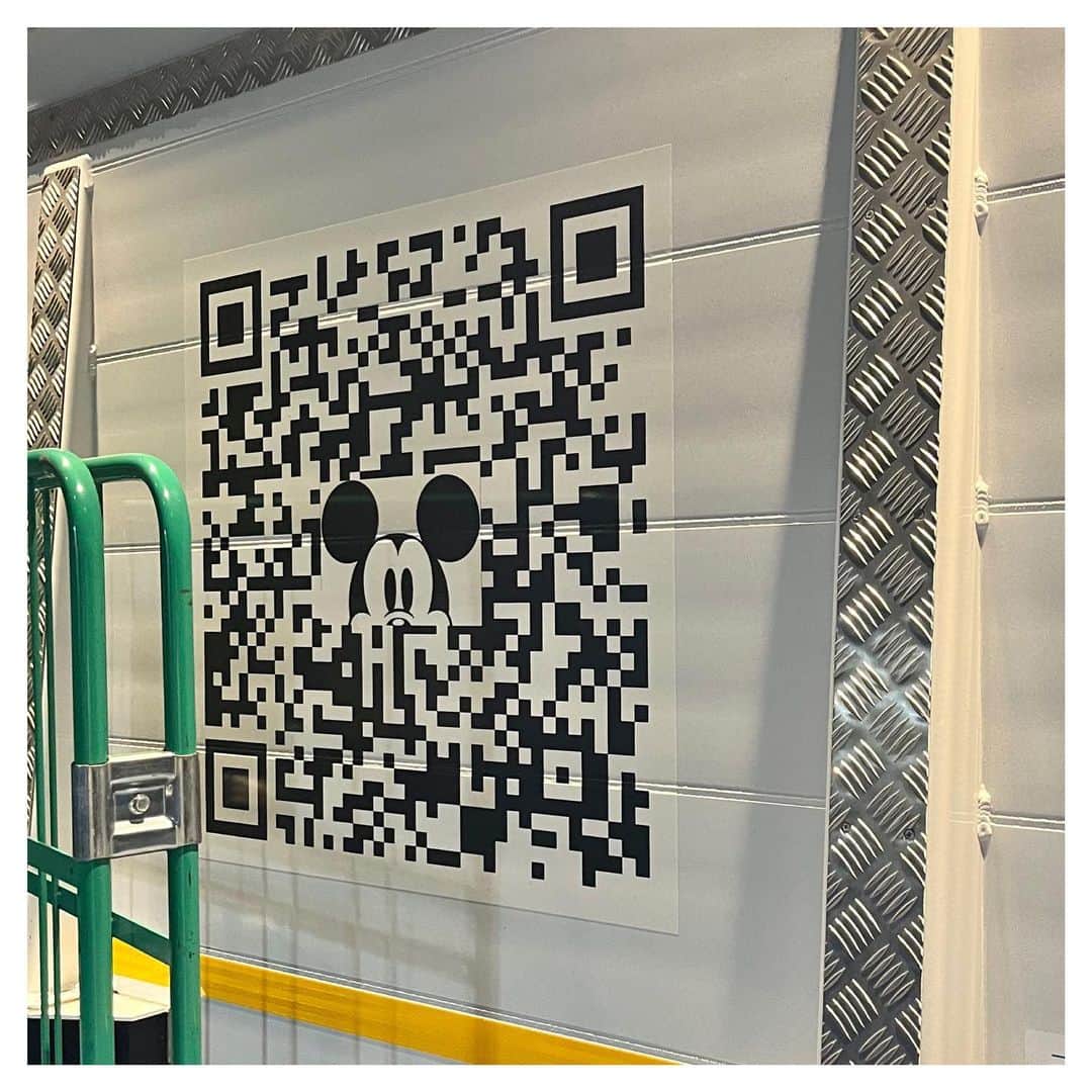 睦さんのインスタグラム写真 - (睦Instagram)「ディズニーフラッグシップ東京で スマートボールをやって、 パーフェクトではしゃいだ後。  自宅の最寄駅について、 大事なクラシックプーさんの 日傘を忘れた事を気づき。。。  まずは、 乗って来た電車を調べてもらい。  そうやっているうちに、 ディズニーフラッグシップ東京かも？と 思いたち。  電話で問い合わせてみたけど、 ないとの事。。。  そこで、あっ！と 思い出しましたっ。  ディズニーフラッグシップ東京が 入ってるビルの地下2階からの エントランスを出たら 新宿三丁目駅へと行けます。  そこを出たとこで、 ゲットしたクッションを エコバッグに詰めてたんですね。  そばに、 何か臨時の看板があって。  その看板に傘をかけたわ！と 完全に思い出しました😱  そこは、店外だから どこに問い合わせたらいいんだろう？と まずは、そのビル名を調べて。  翌日、ダメ元で 電話で問い合わせました。  すると、そのビルの 警備室に繋いで頂けて。  警備員さんが、  「プーさんの傘ですよね？ 保管していますよ！」  との事😆😆😆  神っーーーーーー！！！  嬉しすぎました。  出かける用事もあったので、 すぐ取りに行けました。  ディズニーフラッグシップ東京の 裏あたりにパーキングがあるので その奥に、警備室があるとの事。  いそいそと取りに行ったら、 素敵なトラックがっ🚚✨  しかも、 助手席にミッキー🤩  トラックの後ろには、 こんなQRコードまで！  そのトラックにも興奮しながら、 トラック裏の警備室へ。  写真の黄色矢印のとこに 警備室はありました。  優しそうな警備員さんが、 何か詰め替えてたんですね〜と きっと防犯カメラに 様子が映ってたんでしょうね🎥  身分証で 本人確認してもらって、 傘を手渡してくれました。  警備員さん、本当に ありがとうございました！！  そう言えば以前。  大切な傘なので、 無くしたらヤダなぁ。  もう売ってないし、 説明しやすいようにと 冬に写真を撮ってました🤣  晴雨兼用なんです。  ほんと見つかって良かった☂️  改めて、 大切にします〜🥹  問い合わせに対応してくれた皆様、 本当にありがとうございました🙇‍♀️  #ディズニーフラッグシップ東京  #disneyflagshiptokyo  #disney  #警備室  #警備員さんありがとう  #隠れミッキー  #ミッキーマウス  #忘れ物  #うっかり  #プーさん  #駅直結  #shinjyuku  #晴雨兼用傘  #新宿三丁目駅  #pooh  #winniethepooh  #ディズニーストア  #poohbear  #poohstagram  #mickeymouse  #mickey  #感謝しかない  #ディズニーリゾート好きと繋がりたい  #キャストさんありがとう  #プーさん好きと繋がりたい  #lovot大好きな人と繋がりたい  #キャストさん  #モデル  #model  #睦」8月6日 6時09分 - mutsumi1220