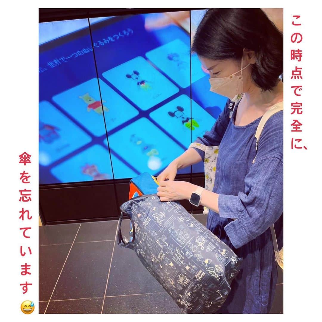 睦さんのインスタグラム写真 - (睦Instagram)「ディズニーフラッグシップ東京で スマートボールをやって、 パーフェクトではしゃいだ後。  自宅の最寄駅について、 大事なクラシックプーさんの 日傘を忘れた事を気づき。。。  まずは、 乗って来た電車を調べてもらい。  そうやっているうちに、 ディズニーフラッグシップ東京かも？と 思いたち。  電話で問い合わせてみたけど、 ないとの事。。。  そこで、あっ！と 思い出しましたっ。  ディズニーフラッグシップ東京が 入ってるビルの地下2階からの エントランスを出たら 新宿三丁目駅へと行けます。  そこを出たとこで、 ゲットしたクッションを エコバッグに詰めてたんですね。  そばに、 何か臨時の看板があって。  その看板に傘をかけたわ！と 完全に思い出しました😱  そこは、店外だから どこに問い合わせたらいいんだろう？と まずは、そのビル名を調べて。  翌日、ダメ元で 電話で問い合わせました。  すると、そのビルの 警備室に繋いで頂けて。  警備員さんが、  「プーさんの傘ですよね？ 保管していますよ！」  との事😆😆😆  神っーーーーーー！！！  嬉しすぎました。  出かける用事もあったので、 すぐ取りに行けました。  ディズニーフラッグシップ東京の 裏あたりにパーキングがあるので その奥に、警備室があるとの事。  いそいそと取りに行ったら、 素敵なトラックがっ🚚✨  しかも、 助手席にミッキー🤩  トラックの後ろには、 こんなQRコードまで！  そのトラックにも興奮しながら、 トラック裏の警備室へ。  写真の黄色矢印のとこに 警備室はありました。  優しそうな警備員さんが、 何か詰め替えてたんですね〜と きっと防犯カメラに 様子が映ってたんでしょうね🎥  身分証で 本人確認してもらって、 傘を手渡してくれました。  警備員さん、本当に ありがとうございました！！  そう言えば以前。  大切な傘なので、 無くしたらヤダなぁ。  もう売ってないし、 説明しやすいようにと 冬に写真を撮ってました🤣  晴雨兼用なんです。  ほんと見つかって良かった☂️  改めて、 大切にします〜🥹  問い合わせに対応してくれた皆様、 本当にありがとうございました🙇‍♀️  #ディズニーフラッグシップ東京  #disneyflagshiptokyo  #disney  #警備室  #警備員さんありがとう  #隠れミッキー  #ミッキーマウス  #忘れ物  #うっかり  #プーさん  #駅直結  #shinjyuku  #晴雨兼用傘  #新宿三丁目駅  #pooh  #winniethepooh  #ディズニーストア  #poohbear  #poohstagram  #mickeymouse  #mickey  #感謝しかない  #ディズニーリゾート好きと繋がりたい  #キャストさんありがとう  #プーさん好きと繋がりたい  #lovot大好きな人と繋がりたい  #キャストさん  #モデル  #model  #睦」8月6日 6時09分 - mutsumi1220