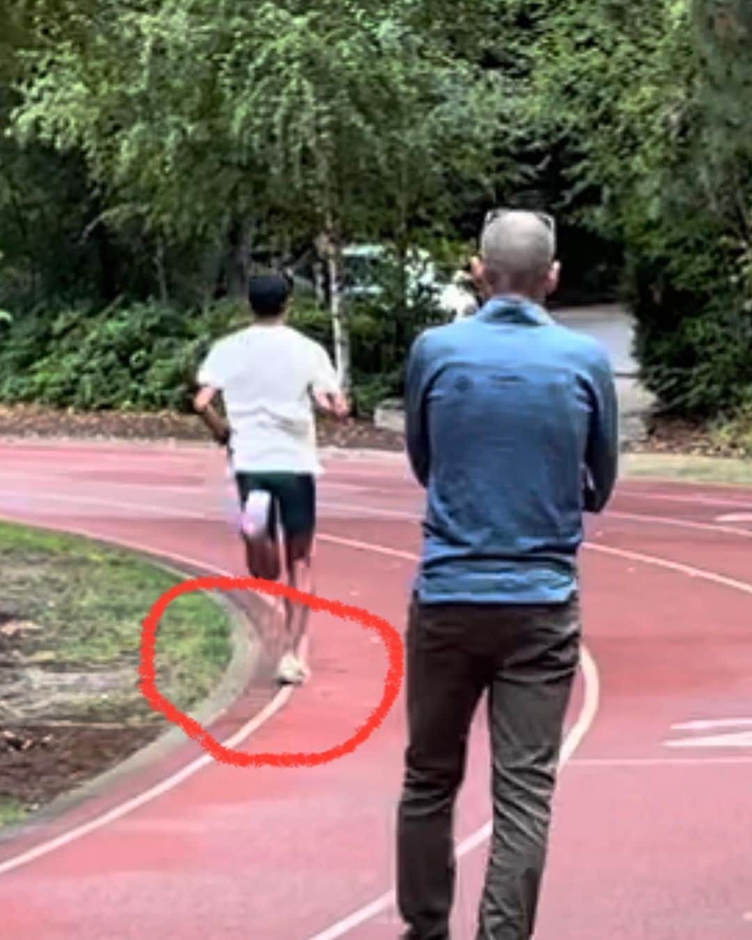 大迫傑さんのインスタグラム写真 - (大迫傑Instagram)「久しぶりにNike world headquarters でトレーニング  脚が重くなってきたので、ちょっとズルしようとしたら(2枚目)、 次の一週でピートが木の棒持って待ってたので(3枚目)、ズルせずちゃんと①レーンを走行しました。  お疲れ様でした！」8月6日 6時11分 - suguru_osako