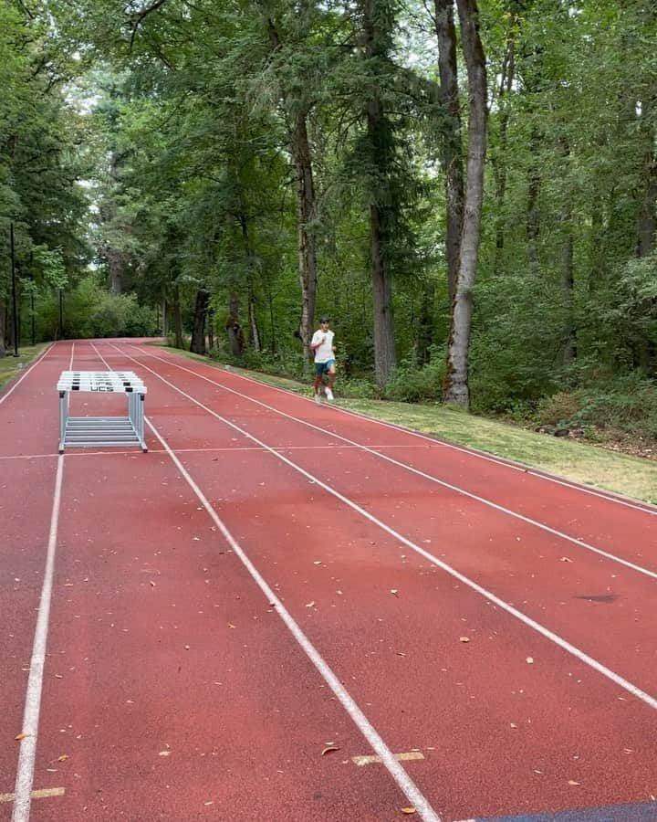 大迫傑のインスタグラム：「久しぶりにNike world headquarters でトレーニング  脚が重くなってきたので、ちょっとズルしようとしたら(2枚目)、 次の一週でピートが木の棒持って待ってたので(3枚目)、ズルせずちゃんと①レーンを走行しました。  お疲れ様でした！」