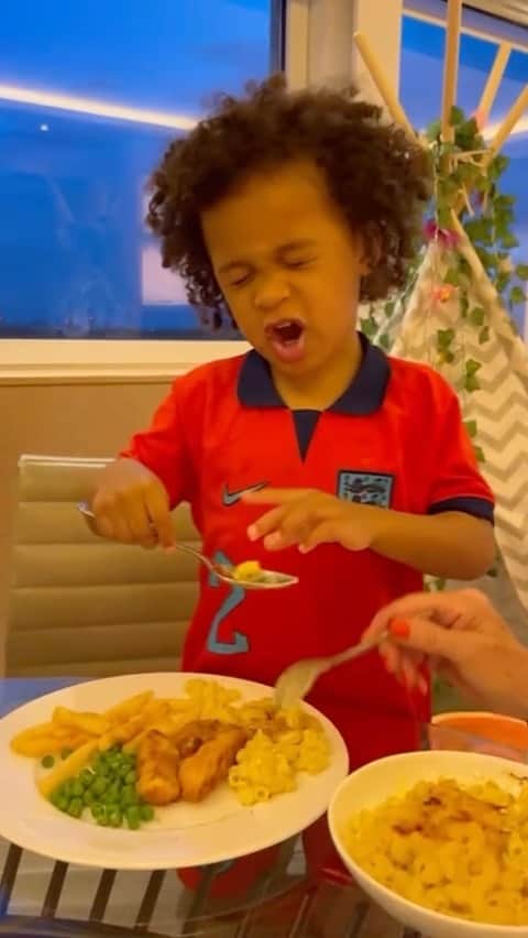 イスクラ・ローレンスのインスタグラム：「My 3 year olds reaction when the room service arrived 🤣…but it really be feeling like that though right???  . . . . #familytime #familymeals #toddlerlife #toddlerfun #funnyvideos #funnyreels #funnykids #funnybaby #3yearsold #3yearold #toddlers #toddlerhood #momlifebelike #momlifeisthebestlife」