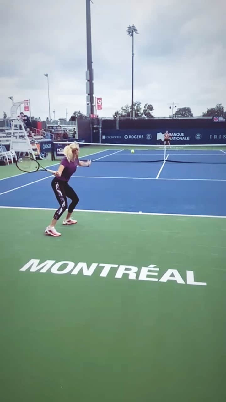 カテリナ・シニアコバのインスタグラム：「Having some fun in Montreal 🎾😌😉  #tennis #tennislife #workhardplayhard」