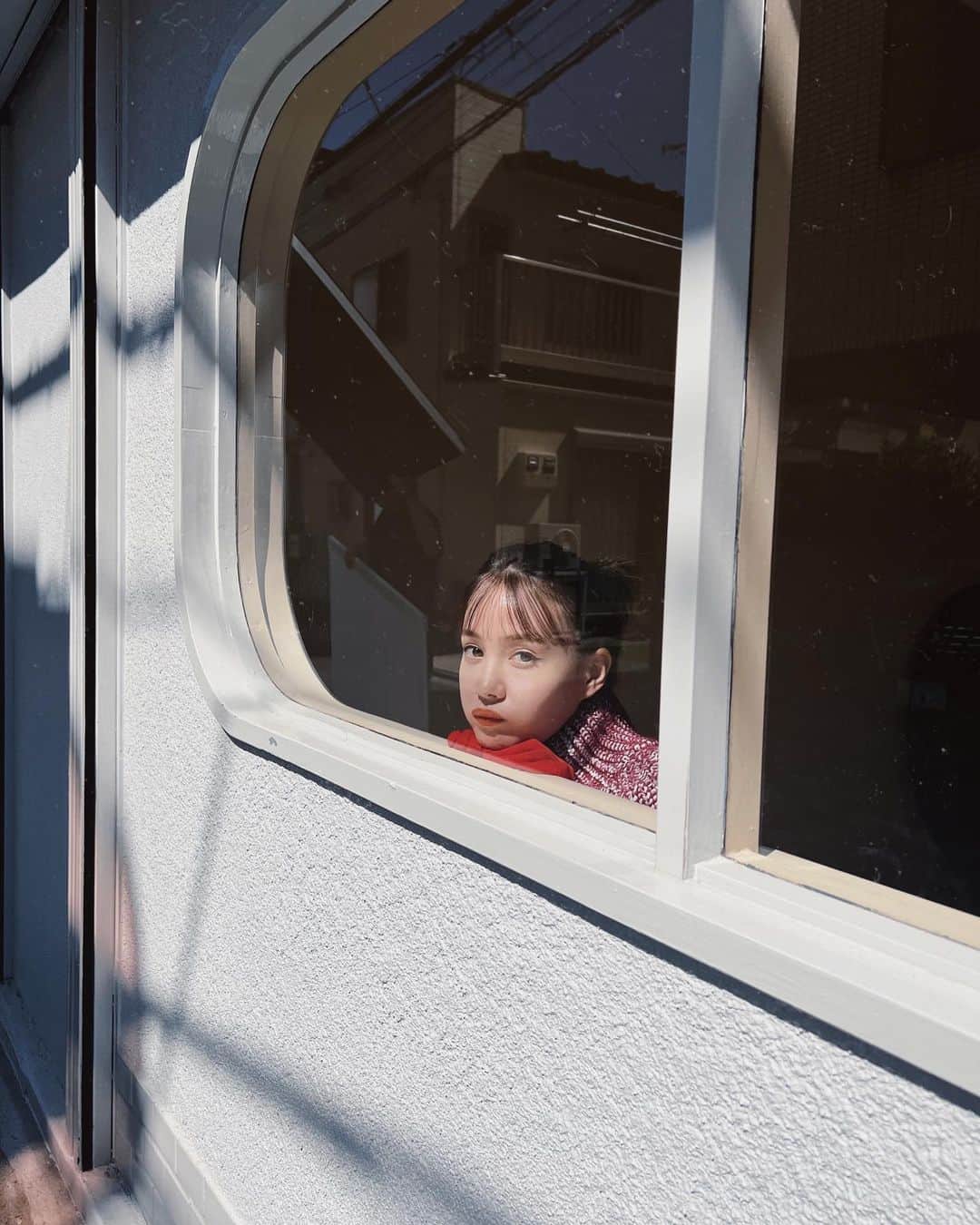 トリンドル玲奈のインスタグラム：「とってもかわいいスタジオで撮影だった日♡ 仕上がりが楽しみ！  因みに、2枚目以降は 私の家🏠です  @culdesac.japon の美しくていい香りがする切り株がやってきたり、ベッドリネンを @teklafabrics にしてみたり☁️」