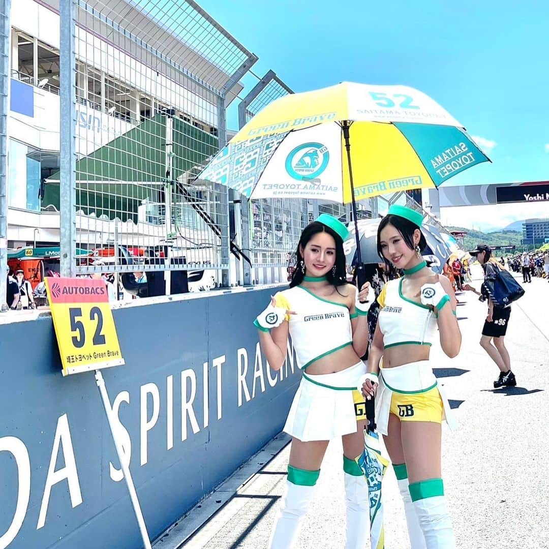 のインスタグラム：「SUPERGT Rd.4 FUJI🏎🏁 ⁡ 予選日たくさんの応援ありがとうございました✨ 52号車は予選の結果 明日はクラス21番手からのスタートとなります🔥 サクセスウェイトも効いてますし 後方からのスタートとなりますが GBの追い上げに期待しましょう🤘🏻✨ 明日も一緒に熱い応援 よろしくお願いいたしますᐠ( ˙꒳​˙ ᐟ )≡ ̖́-‬💚💚 ⁡ ⁡ ⁡ ⁡ 今回ピットウォーク中に具合が悪くなってしまった為 途中退出になりご心配とご迷惑をおかけてしまい ほんとに申し訳ありませんでした…！ 今日はしっかり食べて寝て 明日はまた元気に頑張るので よろしくお願いいたします🥹💚💚 ⁡ またコスチューム部門の呼び掛けと特典会を 明日の決勝中15時頃から イベント広場にて行う予定です！！ こちらの応援もぜひよろしくお願いいたします✨ ⁡ ⁡明日も引き続き熱中症対策しながら 楽しみましょう💚💚  ⁡ #supergt #埼玉トヨペットgreenbrave #greenbrave #埼玉トヨペットサポーターズ2023  #レースクイーン #rq #コスプレイヤー #ショートカッ党 #ポートレートモデル #有栖未桜 #みおるー沼 #followme」