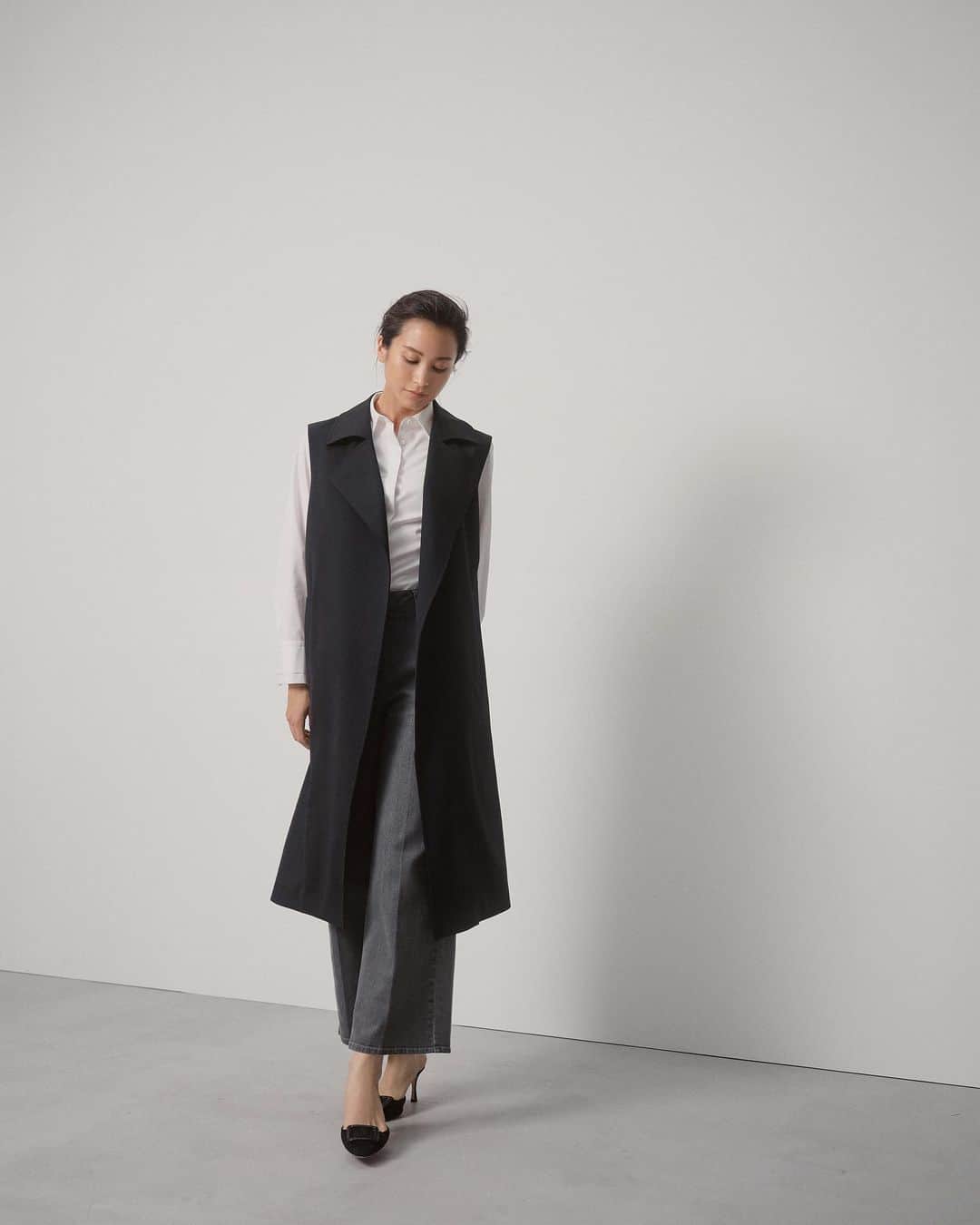 Theory luxe official account.のインスタグラム：「［FALL 2023 COLLECTION -August-］  レイヤードの醍醐味が味わえる、ミドル丈のベスト。 羽織るだけでIラインが引き立ち、テーラードカラーでマニッシュに印象づけます。 2WAYストレッチが効いていて、着心地もストレスフリー。  インナーに白シャツを差し込み、きちんと感を添えて。 絶妙なウォッシュ加工のデニムパンツを合わせれば、ロング&リーンなスタイルが完成します。  #theoryluxe #セオリーリュクス #ジレ #ロングジレ #ユーティリティ #デニム #デニムパンツ #パンツスタイル #デニムコーデ #モノトーン #モノトーンコーデ  #秋コーデ」