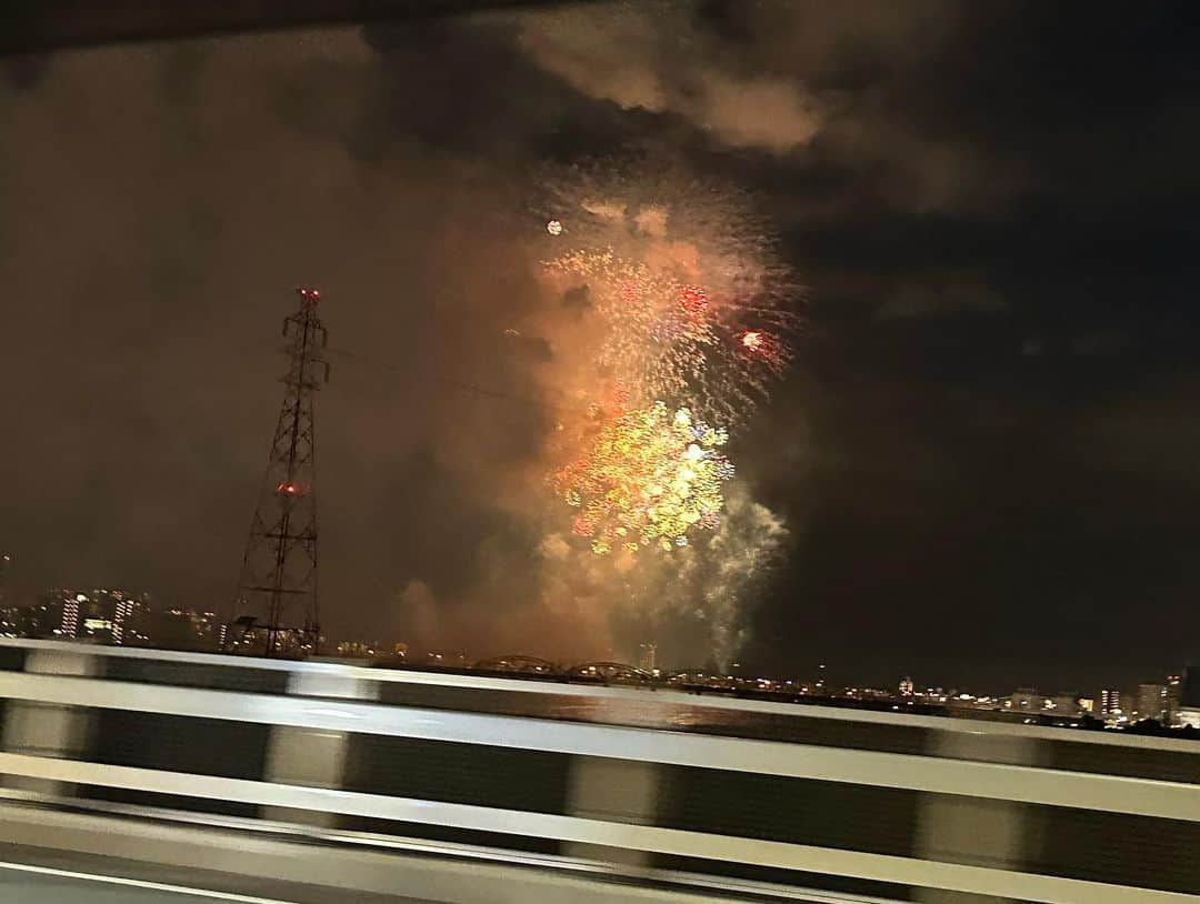 志麻さんのインスタグラム写真 - (志麻Instagram)「淀川の花火大会！ 大阪住んでた時に行ったぶりに見た。  タクシーからの淀川花火。  迫力すごかったーーー！！   #大阪 #淀川花火大会 #淀川 #志麻 #violet」8月5日 21時30分 - shima__s2