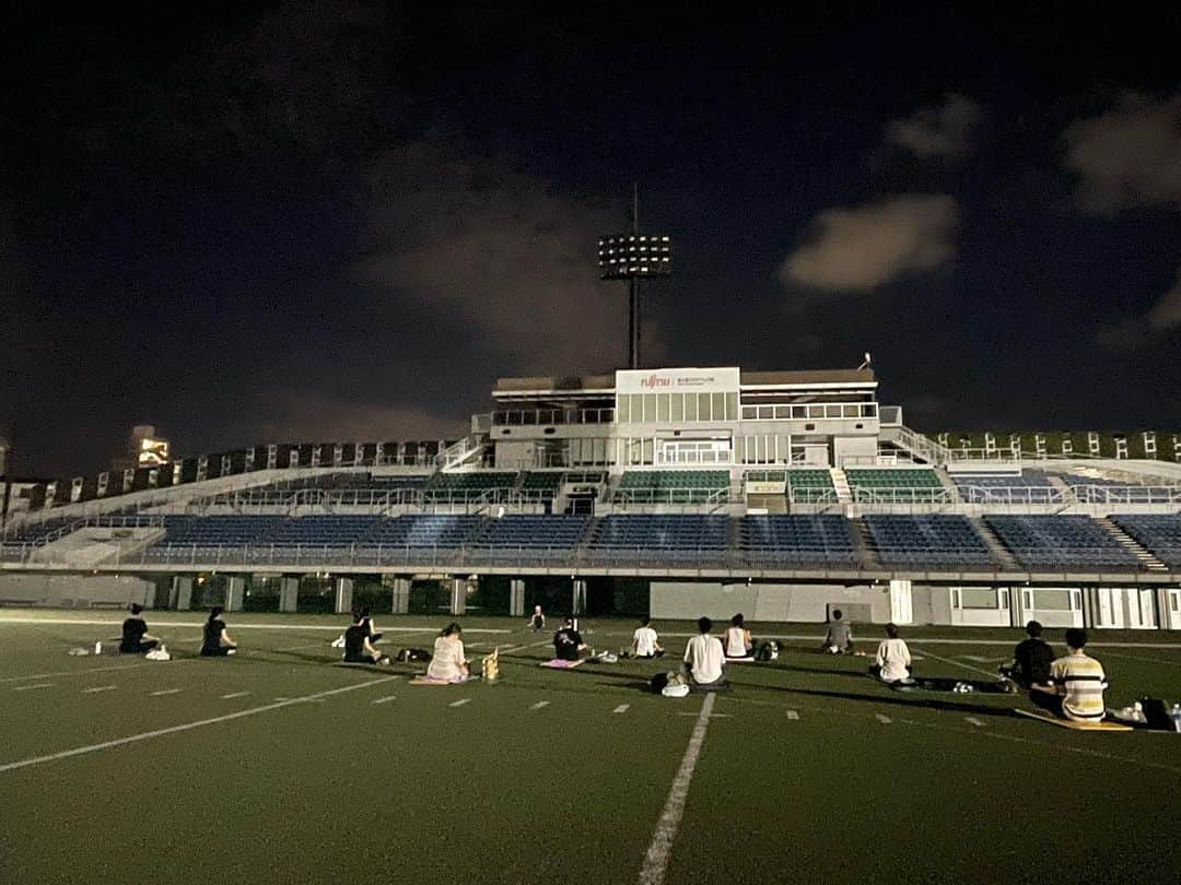 新井利佳のインスタグラム：「Stadium Night Yoga🧘🌝 参加してくださった皆様ありがとうございました🤲🏻  Misakiさん いつもお世話になっているstaffの皆様もありがとうございました⭐️☺️  めちゃくちゃ気持ちよかったですねー🏟️🌝⭐️  風が気持ちよくて 夜空が綺麗でしたね😍  ポーズをホールドしている時に 飛行機がビューって通るのが見えたり✈️ 雲が風にのって動いていたり 星が見えたりと⭐️  参加された方からも とっても気持ちよかったと言っていただけて ホッとしました。  贅沢な時間を皆さんと一緒に過ごすことが出来て嬉しいかったです☺️  次回こちらでの担当は9/3となります💁🏻‍♀️  よろしくお願い致します😌  #ナイトヨガ #外ヨガ #夜ヨガ #Nightyoga  #yoga #outsideyoga #yogapractice #bluesky #relaxtime #瑜伽課 #晴天 #瑜伽班 #紓解壓力 #放鬆心情 #ヨガクラス #青空ヨガ #スタジアムヨガ #morningyoga #朝ヨガ #富士通スタジアム川崎 #リラックスヨガ #川崎市」