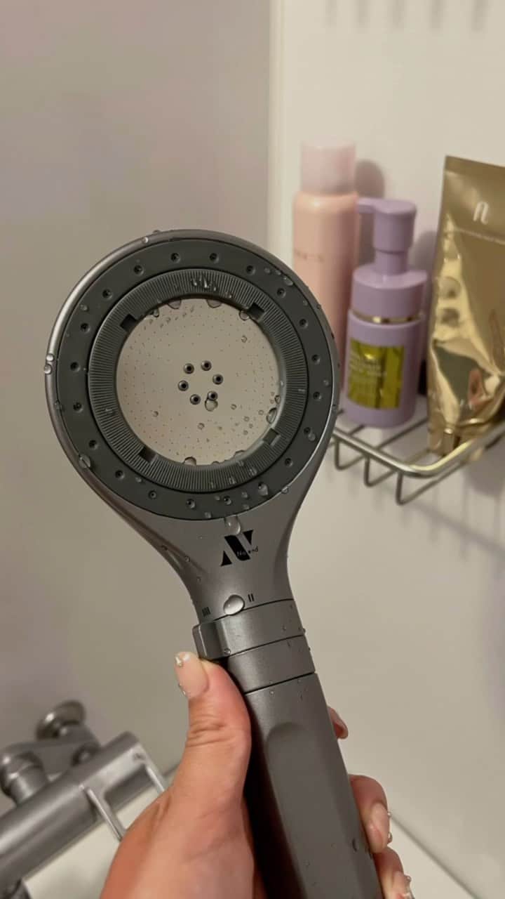 須田朱音のインスタグラム：「ɴᴏᴇɴᴅ  オーガニックファインバブルシャワーヘッドに変えたよ🚿  今までも某ブランドのファインバブル使ってましたが、 @noend_beauty のは… 塩素除去率99%でキューティクル守ってくれるし、 76億3200万個(他社は5億)のオーガニックファインバブルが 毛穴の奥の汚れまで浮かせてくれて、温ミストなんです‼︎ ミストにすると通常より温度さがるのが嫌だったんだけど、 Noendにして解消された。  ストレート、ミスト、ジェットの3モード ミストは湯船でシルキーバスにも出来るの🛁  シャワーヘッド変えるだけで、 髪の毛つるつるになって変えて良かった✨」