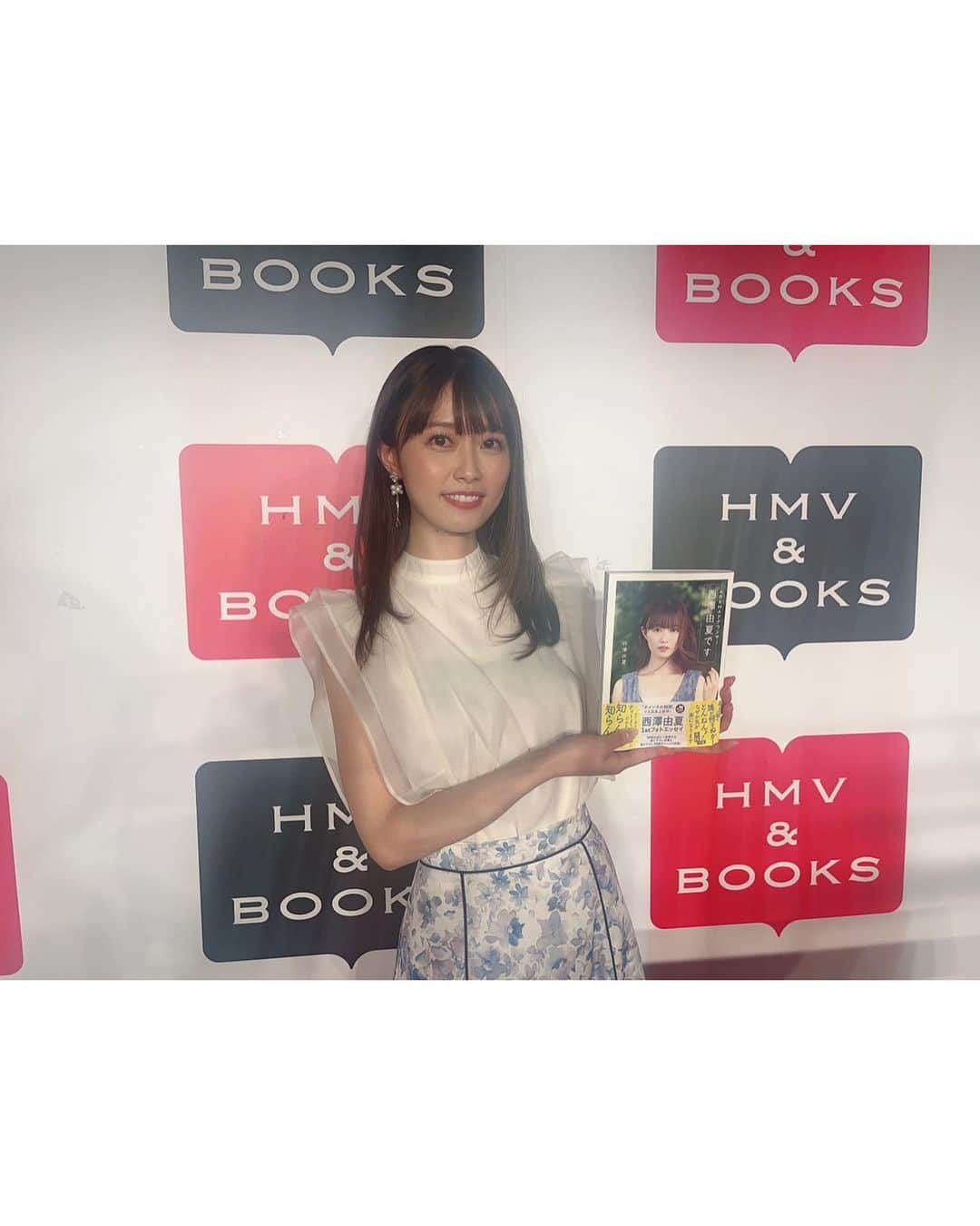 西澤由夏のインスタグラム：「お渡し会にお越しいただいた皆さん📚  北海道や関西、四国など 遠方から来てくださった方もかなり多く… 長時間並んでいただき、 本当に有難うございました🙇‍♀️  メディアの皆さんも お暑い中、有難うございました🙇‍♀️  皆さんのおかげで 成功に終わることができました🥲✨  視聴者の皆さんと 直接お会いすることができて、 嬉しかったです！  お気を付けてお帰りください！！  そして…帰り道、 お渡ししたフォトエッセイを 読んでいただけると嬉しいです😊  有難うございました💐  #フォトエッセイ」