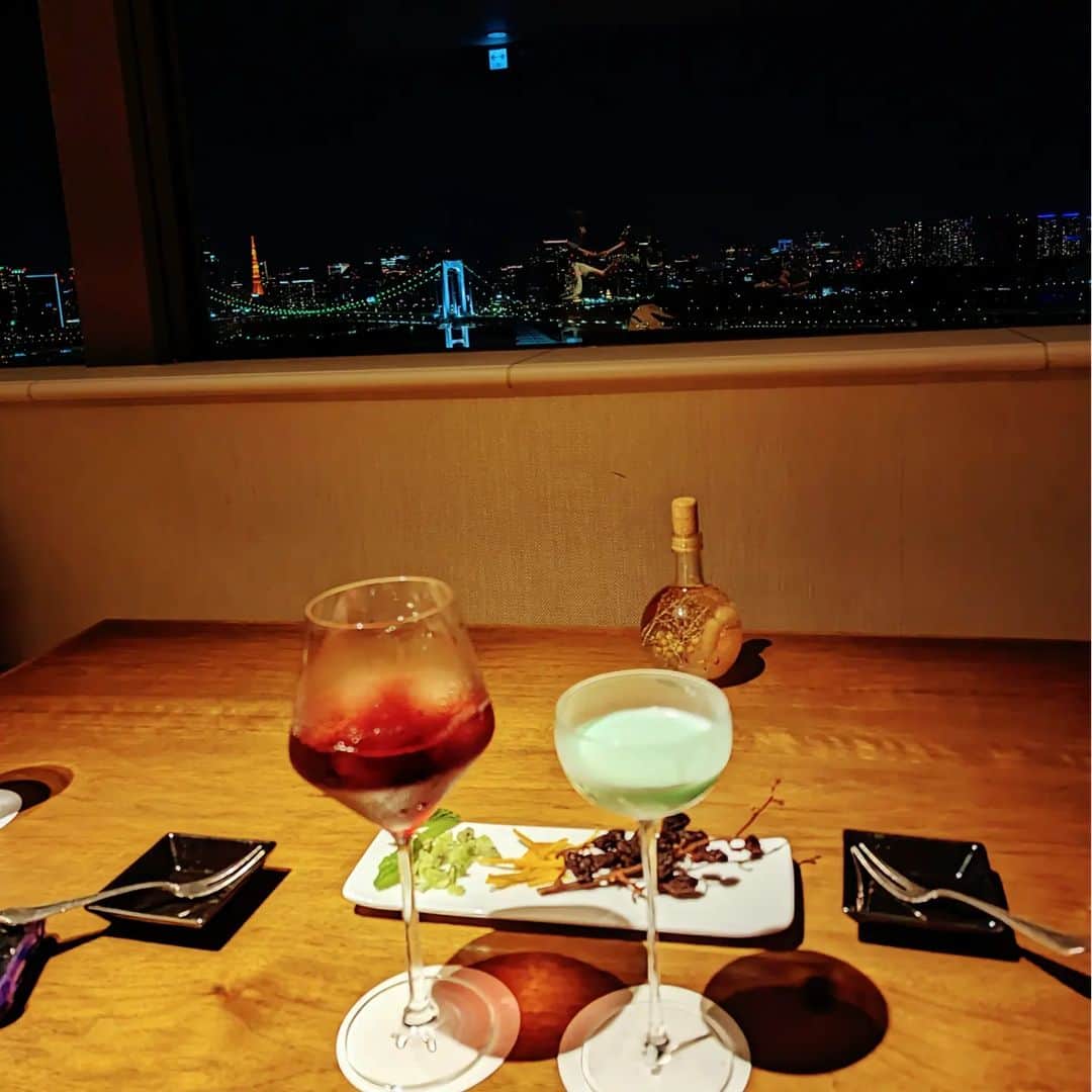 三宅裕子のインスタグラム：「記録✍️ ⁡⁡⁡ Pic 1枚目 ⁡⁡ ⁡@grandnikkotokyodaiba ⁡妹と5月にグランドニッコー東京お台場⁡ ⁡最上階にある⁡夜景が最高な⁡𝑻𝒉𝒆 𝑩𝒂𝒓 & 𝑳𝒐𝒖𝒏𝒈𝒆⁡ 🍸へ🐰❤⁡⁡ ⁡素敵なひと時を過ごせたよ✨⁡⁡ ⁡ありがとう😊⁡⁡ ⁡たくさん語って楽しかった🐰♡⁡ ⁡ .*･ﾟ　.ﾟ･*.⁡ ⁡始め妹familyが宿泊していたヒルトンのBARに⁡ ⁡行こうと思ったんだけど予約してなかったのも⁡ ⁡あって⁡入れず🤦‍♀️… ⁡困ってた私達にヒルトンの方が⁡ ⁡グランドニッコーを薦めてくれたの。⁡⁡ ⁡(ヒルトンの目の前にあって、夜景も⁡同じくらい ⁡⁡きれいなBAR🍸だから👌🏻´-) ⁡競合なのにお客様第1で⁡ ⁡サービスを提供する考えがさすが✨ってもう感動😭⁡ 次回は是非 @hiltontokyobay の方にお邪魔したい❣️と⁡ ⁡思いました🥰⁡⁡⁡ ⁡ ⁡  ⁡pic.3~⁡ ⁡⁡順番前後するけれど ⁡妹familyが帰国🇨🇦してたので⁡ ⁡父、弟2人、娘で食事会✨ ⁡@teppanyaki_steak_azuma⁡  #⁡鉄板焼 おいしかった🍴⁡⁡⁡ ⁡  ⁡その後に妹とちょっと語ろう！となって⁡ ⁡子供達はお部屋で待ってもらって ⁡ BARに行きました🤭 ⁡⁡⁡⁡ ⁡⁡みんな元気に集まれるって⁡ ⁡幸せなことだなぁ☺️ ⁡ ⁡来週は急遽妹が日本にくるので⁡ ⁡ランチするんだ🍽⁡楽しみ🎶 ⁡⁡⁡⁡ ⁡.*･ﾟ　.ﾟ･*.⁡ ⁡ #家族 #家族会⁡ ⁡ #family #鉄板焼 ⁡ ⁡ #鉄板焼ステーキあずま ⁡ ⁡ #グランドニッコー東京お台場 ⁡ ⁡ #ヒルトン東京お台場 ⁡⁡ #お台場グルメ⁡⁡ ⁡ #お台場夜景スポット⁡ ⁡ #bar  #東京観光⁡ ⁡ #ホカンス  #ホテル女子会⁡ ⁡ #明治神宮前グルメ ⁡ #表参道グルメ⁡⁡ ⁡ #表参道ディナー ⁡ #表参道レストラン ⁡ #感謝  #ごちそうさま⁡ ⁡ ⁡⁡ ⁡」