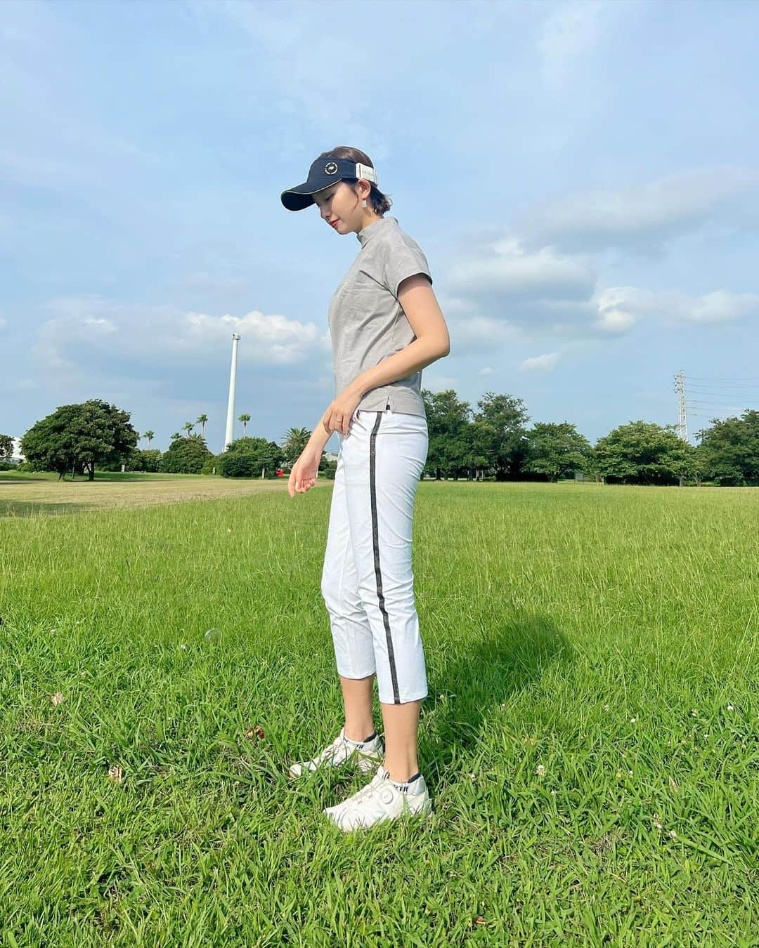 中島亜莉沙のインスタグラム：「カジュアルにラウンドしたい時の ゴルフコーデ🩶  @newbalancegolf_japan   ロングパンツはサラサラとした素材で 汗をかいても快適な着心地だった🌱 ストレッチ性もあるから Y字バランスしても支障なし👐🏻?! (4枚目)  バイザーは後ろがゴム素材で 調整も出来るから 長時間付けてても痛くなかったよ🌼  #newbalance #newbalancegolf #ニューバランス #ニューバランスゴルフ #ホワイトコーデ #夏ゴルフ #ゴルフ #ゴルフウェア #ゴルフコーデ #スポーツウェア #ゴルフ女子 #スポーツ女子 #コーデ紹介 #夏コーデ #golf #골프　#골프여자　#尔夫球 #高尔夫」