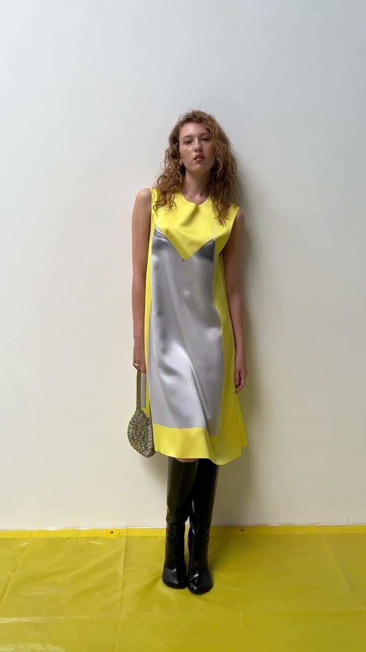 のインスタグラム：「Freshly squeezed: consider @LOEWE’s zesty yellow midi dress a sartorial pick-me-up. Link in bio for more wishlist-worthy dresses 💛」