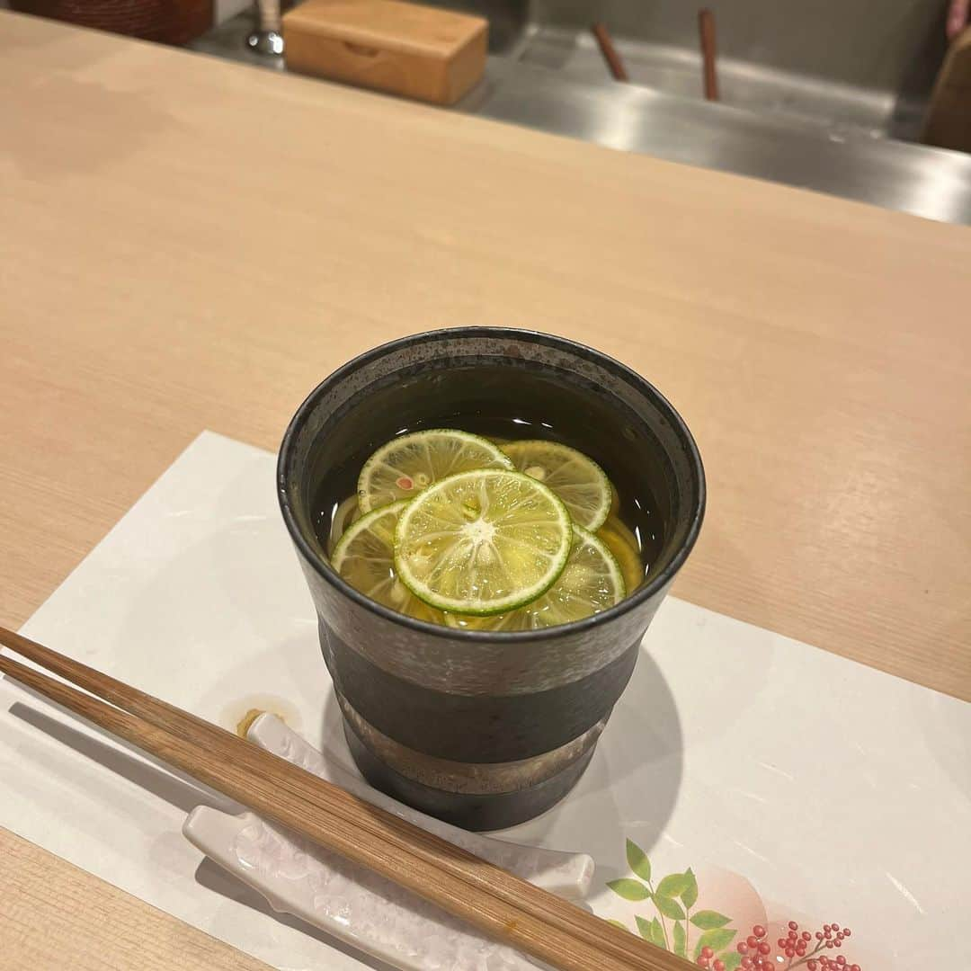 はるぽんのインスタグラム：「⁡ ⁡ 旬の食材を使った 福島にある割烹料理やさん🥢 ⁡ 銀杏苦手やったけど、ここのは 全くえぐみなくて鮮やかな緑色で 美味しく食べれた🌸✨️✨️ ⁡ 全部美味しかったんやけど 〆の冷やしすだちうどんが美味しすぎた‼️ 接待とかでも使えそうなお店でしたっ🤭 ⁡ #福島グルメ  #福島ディナー  #割烹料理」