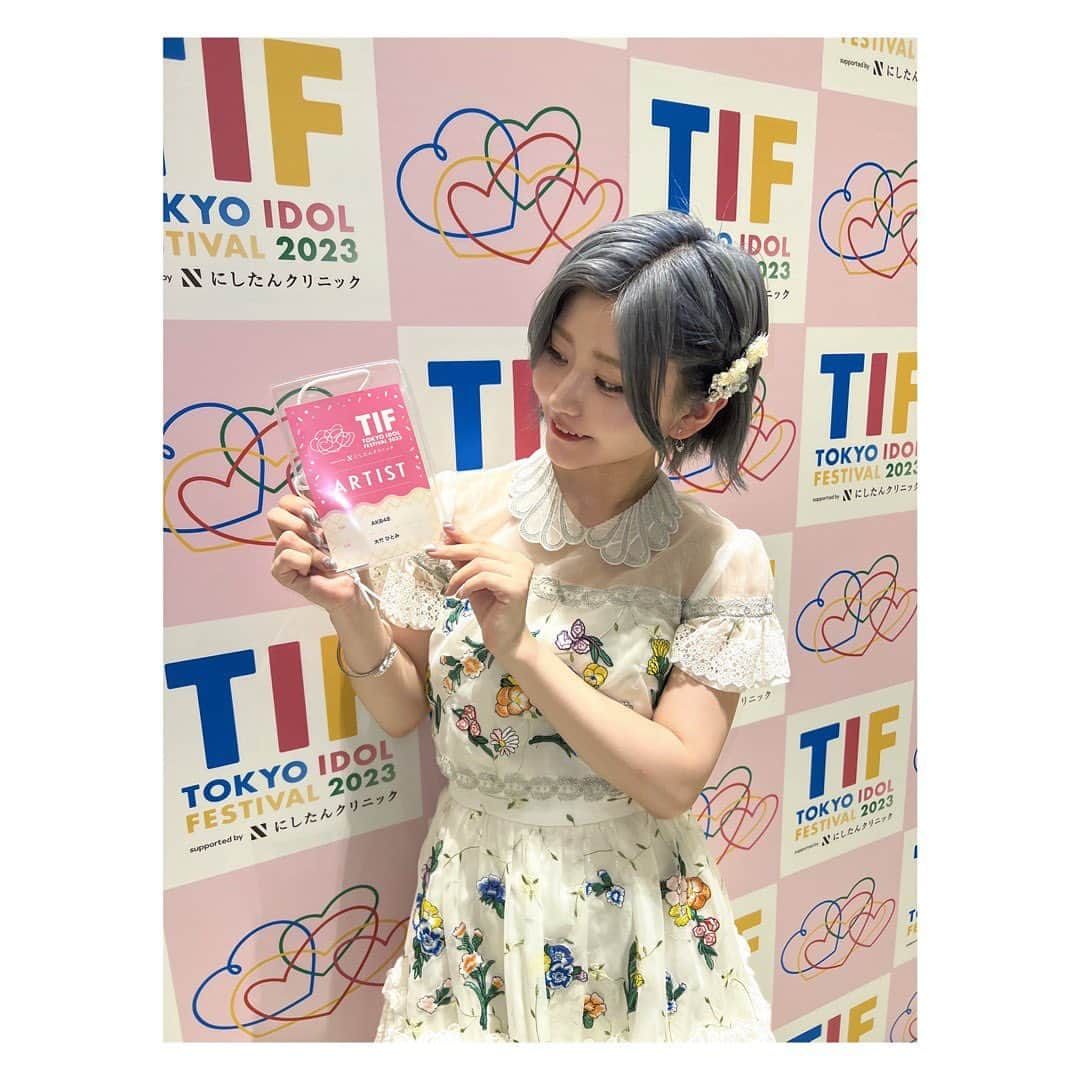 大竹ひとみさんのインスタグラム写真 - (大竹ひとみInstagram)「🩵🩵🩵 . .   #tif2023  『IDOL SUMMER JAMBOREE ACOUSTIC』 ありがとうございました☺🎤  優里さんの『ドライフラワー』を、群青の世界の工藤みかさんと歌わせて頂きました！🎶  今回、AKB48から1人このステージに立つことになって、 初めてのTIFでメンバーが周りにいないのが最初は不安でした。  でもこんなチャンスはなかなか無いもの。出演が決まったことを喜んでくれたファンの皆さんに、いい歌を届けたい！と思い、練習していました😊  ステージからの景色と、広い会場に響く生音、自分の声。 今でもぶわぁぁぁっとしたあの感覚が蘇ってきます。  昨日はチームコンサートだったのもあり、2日間アドレナリン全開です笑  最高の2日間だったなぁ。 2023年の夏が1番だ。！  またこの素敵なステージに立てますように。  改めてありがとうございました😊  . . .  #tif2023  #ドライフラワー  #アコースティックライブ  #akb48  #群青の世界 さん  #夏フェス  #アイドルフェス  #野外ライブ」8月5日 21時32分 - iamhitomi_48