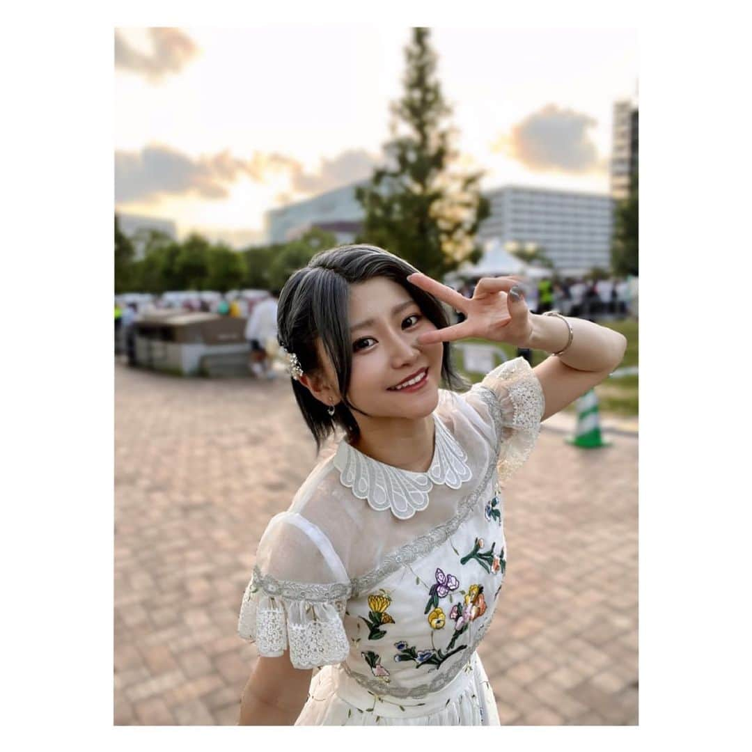 大竹ひとみさんのインスタグラム写真 - (大竹ひとみInstagram)「🩵🩵🩵 . .   #tif2023  『IDOL SUMMER JAMBOREE ACOUSTIC』 ありがとうございました☺🎤  優里さんの『ドライフラワー』を、群青の世界の工藤みかさんと歌わせて頂きました！🎶  今回、AKB48から1人このステージに立つことになって、 初めてのTIFでメンバーが周りにいないのが最初は不安でした。  でもこんなチャンスはなかなか無いもの。出演が決まったことを喜んでくれたファンの皆さんに、いい歌を届けたい！と思い、練習していました😊  ステージからの景色と、広い会場に響く生音、自分の声。 今でもぶわぁぁぁっとしたあの感覚が蘇ってきます。  昨日はチームコンサートだったのもあり、2日間アドレナリン全開です笑  最高の2日間だったなぁ。 2023年の夏が1番だ。！  またこの素敵なステージに立てますように。  改めてありがとうございました😊  . . .  #tif2023  #ドライフラワー  #アコースティックライブ  #akb48  #群青の世界 さん  #夏フェス  #アイドルフェス  #野外ライブ」8月5日 21時32分 - iamhitomi_48