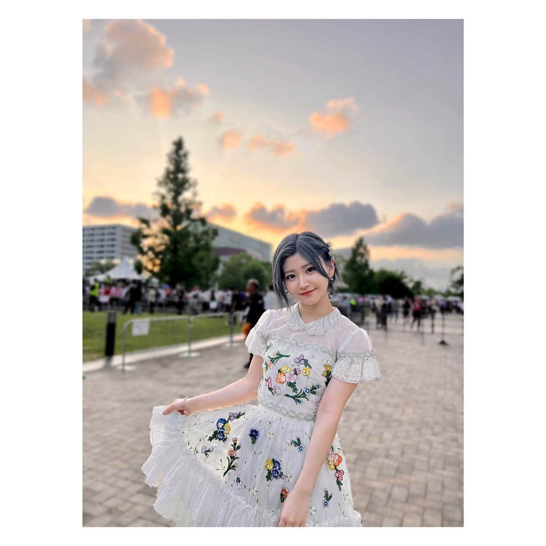 大竹ひとみさんのインスタグラム写真 - (大竹ひとみInstagram)「🩵🩵🩵 . .   #tif2023  『IDOL SUMMER JAMBOREE ACOUSTIC』 ありがとうございました☺🎤  優里さんの『ドライフラワー』を、群青の世界の工藤みかさんと歌わせて頂きました！🎶  今回、AKB48から1人このステージに立つことになって、 初めてのTIFでメンバーが周りにいないのが最初は不安でした。  でもこんなチャンスはなかなか無いもの。出演が決まったことを喜んでくれたファンの皆さんに、いい歌を届けたい！と思い、練習していました😊  ステージからの景色と、広い会場に響く生音、自分の声。 今でもぶわぁぁぁっとしたあの感覚が蘇ってきます。  昨日はチームコンサートだったのもあり、2日間アドレナリン全開です笑  最高の2日間だったなぁ。 2023年の夏が1番だ。！  またこの素敵なステージに立てますように。  改めてありがとうございました😊  . . .  #tif2023  #ドライフラワー  #アコースティックライブ  #akb48  #群青の世界 さん  #夏フェス  #アイドルフェス  #野外ライブ」8月5日 21時32分 - iamhitomi_48