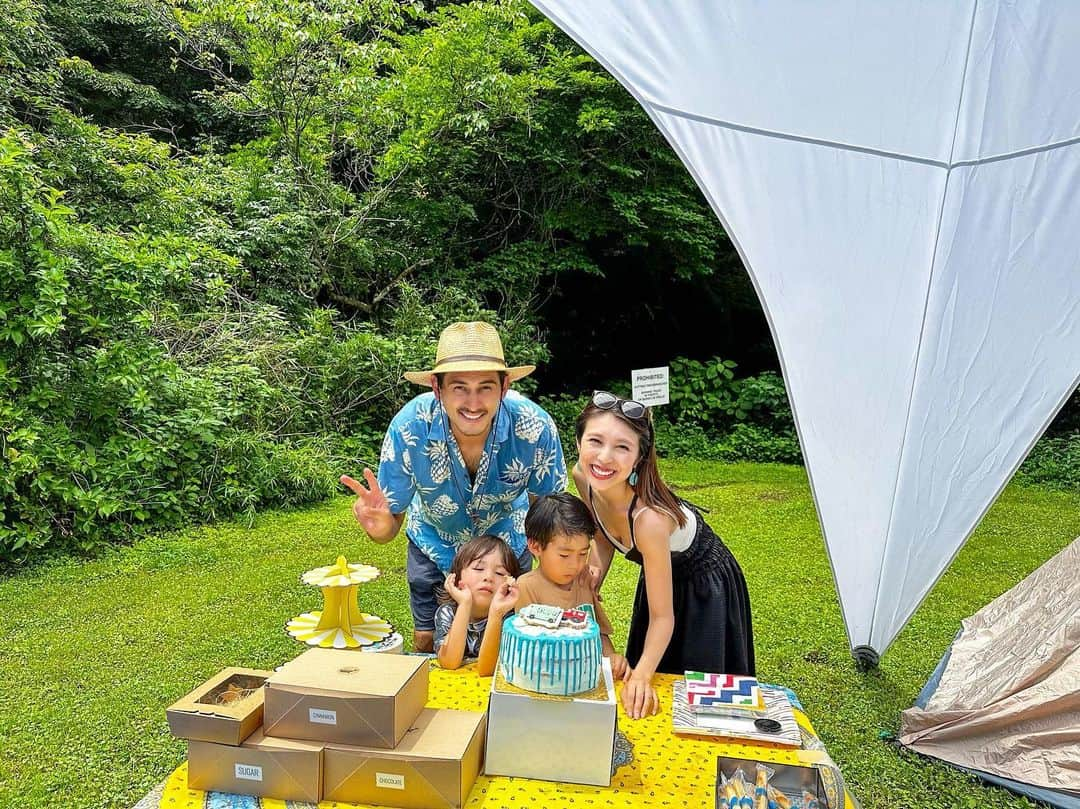 磯部映見さんのインスタグラム写真 - (磯部映見Instagram)「夏の始まりのハイライト。 懐かしいあのテントを建てて、長男の誕生会。息子が自分の意思で作った大好きなお友達、家族のような仲間、ばばとグランパに囲まれて幸せだね。 皆さん本当にありがとうございました❤️  司会担当(の予定だった)の次男も、兄の背中を見ながら、強いハートですくすくと育ってます  もうおむつも買わないし、親の時間も確保できるようになり、我が家の子育ても新たなフェーズを迎えました。二人が園児でいる最後の夏、楽しもうね☀️  Parenting is a constant learning experience, and these past 6 years have been filled with joy. We want to make the most of this summer, as it's the last one when both of them are in kindergarten.  お問い合わせいただいてた、長男誕生日は、お友達にアレンジしてもらった敷地で開催しました⛺️ レンタルやテントバースデーに関しては　@hanatombo までお問い合わせください💁‍♀️  もうかれこれ6年、このテントの下で幸せがたくさんうまれていて、ほんとに感慨深い。  For my eldest son's birthday, our dear friend arranged a special setup on a site where we used the tent from our wedding (a different size, of course). If you're interested in rentals or tent birthdays, please reach out to @hanatombo for more information.  #summerhighlights2023 #6歳と3歳  #誕生日会🎂」8月5日 21時33分 - aimee_isobe