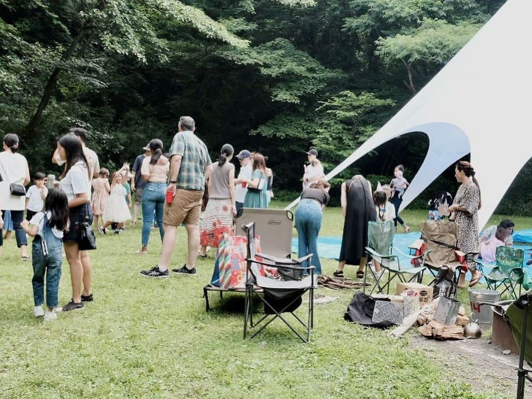 磯部映見さんのインスタグラム写真 - (磯部映見Instagram)「夏の始まりのハイライト。 懐かしいあのテントを建てて、長男の誕生会。息子が自分の意思で作った大好きなお友達、家族のような仲間、ばばとグランパに囲まれて幸せだね。 皆さん本当にありがとうございました❤️  司会担当(の予定だった)の次男も、兄の背中を見ながら、強いハートですくすくと育ってます  もうおむつも買わないし、親の時間も確保できるようになり、我が家の子育ても新たなフェーズを迎えました。二人が園児でいる最後の夏、楽しもうね☀️  Parenting is a constant learning experience, and these past 6 years have been filled with joy. We want to make the most of this summer, as it's the last one when both of them are in kindergarten.  お問い合わせいただいてた、長男誕生日は、お友達にアレンジしてもらった敷地で開催しました⛺️ レンタルやテントバースデーに関しては　@hanatombo までお問い合わせください💁‍♀️  もうかれこれ6年、このテントの下で幸せがたくさんうまれていて、ほんとに感慨深い。  For my eldest son's birthday, our dear friend arranged a special setup on a site where we used the tent from our wedding (a different size, of course). If you're interested in rentals or tent birthdays, please reach out to @hanatombo for more information.  #summerhighlights2023 #6歳と3歳  #誕生日会🎂」8月5日 21時33分 - aimee_isobe